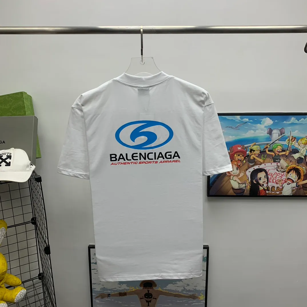 Top tested version 𝐁A𝐋EN𝐂IA𝐆A/Balenciaga Wave T-shirt Fabric: Double yarn 32 counts 240g - Counter synchronization #The highest version on the market The original development of custom-woven fabrics is washed and treated. Full of thickness. The texture is different from market products. Highly restored #Original molding. Printed using an imported oval crack machine. Each print is aligned neatly without burrs. The front and rear platens are hand-printed. Precision mesh production stencils. Imported environmentally friendly slurry scraper, letters are clearly restored, letter spacing, size is consistent with the original version, highly restored to 24ss, best-selling model on the market, same style for men and women size: xs s m l color: black white P: 290