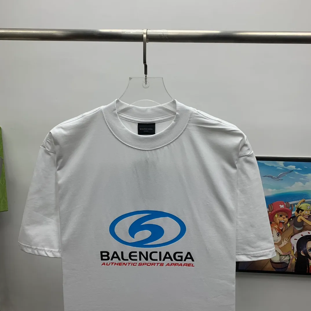 Top tested version 𝐁A𝐋EN𝐂IA𝐆A/Balenciaga Wave T-shirt Fabric: Double yarn 32 counts 240g - Counter synchronization #The highest version on the market The original development of custom-woven fabrics is washed and treated. Full of thickness. The texture is different from market products. Highly restored #Original molding. Printed using an imported oval crack machine. Each print is aligned neatly without burrs. The front and rear platens are hand-printed. Precision mesh production stencils. Imported environmentally friendly slurry scraper, letters are clearly restored, letter spacing, size is consistent with the original version, highly restored to 24ss, best-selling model on the market, same style for men and women size: xs s m l color: black white P: 290