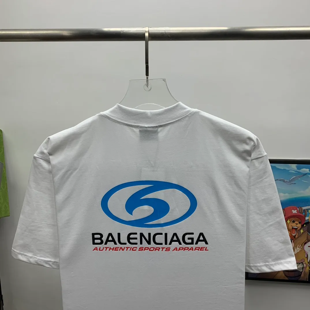 Top tested version 𝐁A𝐋EN𝐂IA𝐆A/Balenciaga Wave T-shirt Fabric: Double yarn 32 counts 240g - Counter synchronization #The highest version on the market The original development of custom-woven fabrics is washed and treated. Full of thickness. The texture is different from market products. Highly restored #Original molding. Printed using an imported oval crack machine. Each print is aligned neatly without burrs. The front and rear platens are hand-printed. Precision mesh production stencils. Imported environmentally friendly slurry scraper, letters are clearly restored, letter spacing, size is consistent with the original version, highly restored to 24ss, best-selling model on the market, same style for men and women size: xs s m l color: black white P: 290