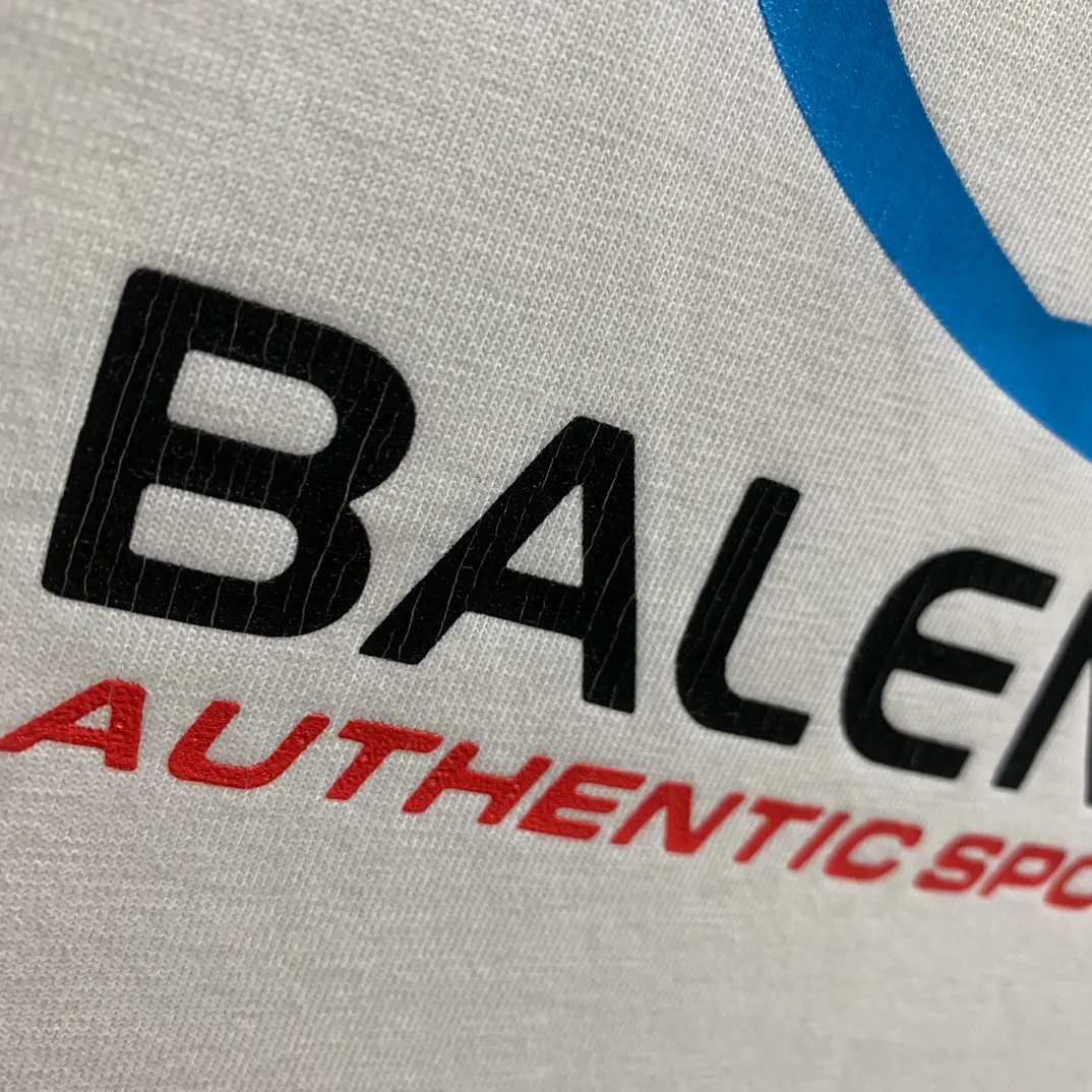 Top tested version 𝐁A𝐋EN𝐂IA𝐆A/Balenciaga Wave T-shirt Fabric: Double yarn 32 counts 240g - Counter synchronization #The highest version on the market The original development of custom-woven fabrics is washed and treated. Full of thickness. The texture is different from market products. Highly restored #Original molding. Printed using an imported oval crack machine. Each print is aligned neatly without burrs. The front and rear platens are hand-printed. Precision mesh production stencils. Imported environmentally friendly slurry scraper, letters are clearly restored, letter spacing, size is consistent with the original version, highly restored to 24ss, best-selling model on the market, same style for men and women size: xs s m l color: black white P: 290