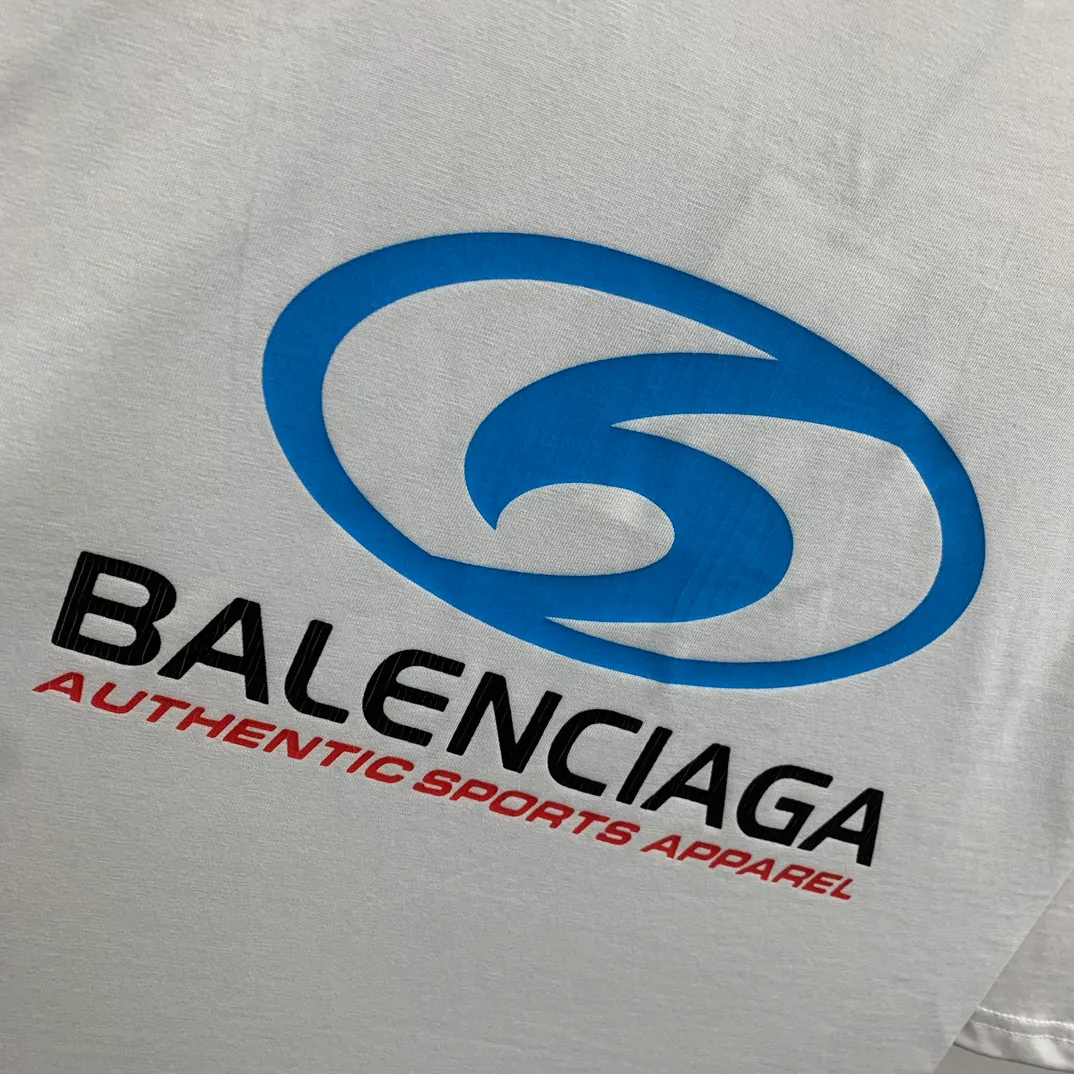 Top tested version 𝐁A𝐋EN𝐂IA𝐆A/Balenciaga Wave T-shirt Fabric: Double yarn 32 counts 240g - Counter synchronization #The highest version on the market The original development of custom-woven fabrics is washed and treated. Full of thickness. The texture is different from market products. Highly restored #Original molding. Printed using an imported oval crack machine. Each print is aligned neatly without burrs. The front and rear platens are hand-printed. Precision mesh production stencils. Imported environmentally friendly slurry scraper, letters are clearly restored, letter spacing, size is consistent with the original version, highly restored to 24ss, best-selling model on the market, same style for men and women size: xs s m l color: black white P: 290