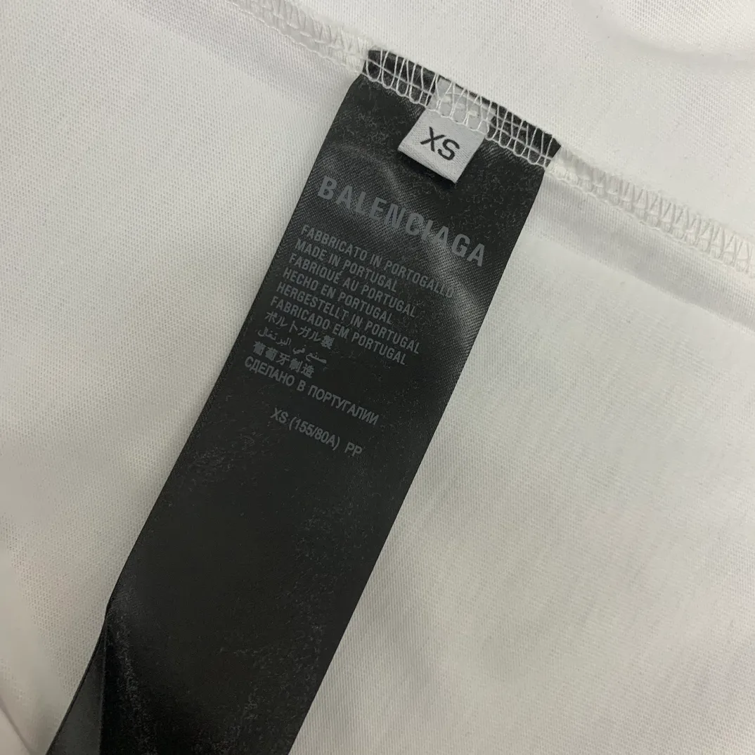 Top tested version 𝐁A𝐋EN𝐂IA𝐆A/Balenciaga Wave T-shirt Fabric: Double yarn 32 counts 240g - Counter synchronization #The highest version on the market The original development of custom-woven fabrics is washed and treated. Full of thickness. The texture is different from market products. Highly restored #Original molding. Printed using an imported oval crack machine. Each print is aligned neatly without burrs. The front and rear platens are hand-printed. Precision mesh production stencils. Imported environmentally friendly slurry scraper, letters are clearly restored, letter spacing, size is consistent with the original version, highly restored to 24ss, best-selling model on the market, same style for men and women size: xs s m l color: black white P: 290