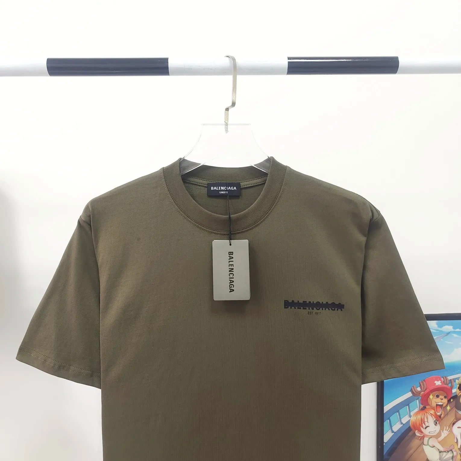 [New] Top tested version BALENCIAGA new tape letter printing male and female couple star same style pure cotton loose short-sleeved T-shirt The front and rear platens are hand-printed, precision mesh is used to make the stencil, imported environmentally friendly slurry is scraped, and the letters are clearly restored. The spacing between letters is all the same as the original version. The font size is consistent with the original version. The comparison code number ratio is increased and enlarged. The letters are strictly aligned to highly restore the spacing ratio and three-dimensional sense. The printing has no burrs. Basically, the color difference is minimized to be infinitely close. The printing has transparent bottom lines and no burrs. The yarn is made of Made of 18SJC and imported oil-proof treated thread, there will be no oil stains. The car is imported from Silver Sword with a knife, which does not eat the cloth or leave any cloth. The sewing machine needle uses a No. 9 round-head needle, which does not puncture or break the fibers of the fabric. The density of the thread is 3CM/14 needles, which is tight and not loose or sparse. The double-layer stitching of the back collar is firm and tight. The double chain of the shoulder is routed. The hem is tightened tightly. The fabric is full of drape and consistent with the pattern. The fabric is made of 280g double-ply double-yarn plain cotton fabric, which has full drape and smooth hand feel. Complete color matching from custom dyeing to craftsmanship, three standards for customized accessories Size: XS-L Color: Dark heather gray White Black Dark military green P:250