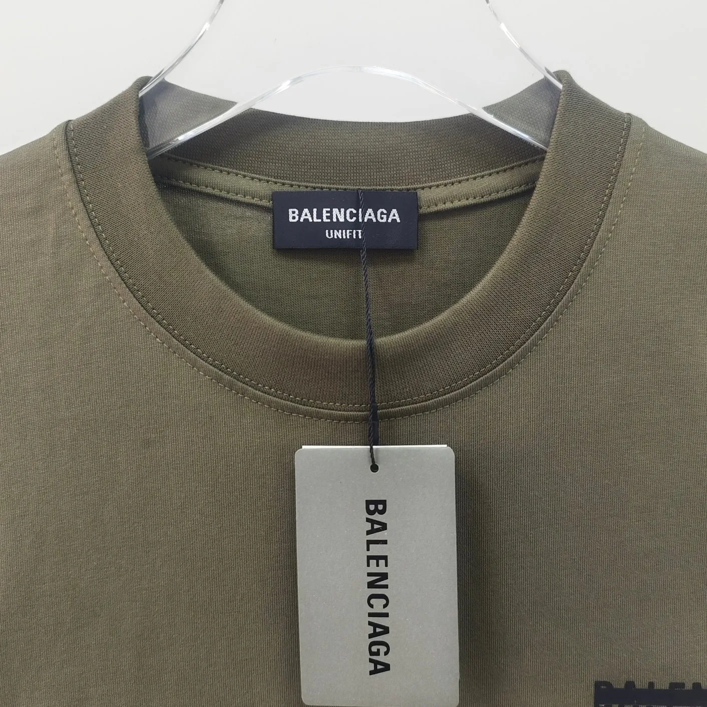 [New] Top tested version BALENCIAGA new tape letter printing male and female couple star same style pure cotton loose short-sleeved T-shirt The front and rear platens are hand-printed, precision mesh is used to make the stencil, imported environmentally friendly slurry is scraped, and the letters are clearly restored. The spacing between letters is all the same as the original version. The font size is consistent with the original version. The comparison code number ratio is increased and enlarged. The letters are strictly aligned to highly restore the spacing ratio and three-dimensional sense. The printing has no burrs. Basically, the color difference is minimized to be infinitely close. The printing has transparent bottom lines and no burrs. The yarn is made of Made of 18SJC and imported oil-proof treated thread, there will be no oil stains. The car is imported from Silver Sword with a knife, which does not eat the cloth or leave any cloth. The sewing machine needle uses a No. 9 round-head needle, which does not puncture or break the fibers of the fabric. The density of the thread is 3CM/14 needles, which is tight and not loose or sparse. The double-layer stitching of the back collar is firm and tight. The double chain of the shoulder is routed. The hem is tightened tightly. The fabric is full of drape and consistent with the pattern. The fabric is made of 280g double-ply double-yarn plain cotton fabric, which has full drape and smooth hand feel. Complete color matching from custom dyeing to craftsmanship, three standards for customized accessories Size: XS-L Color: Dark heather gray White Black Dark military green P:250