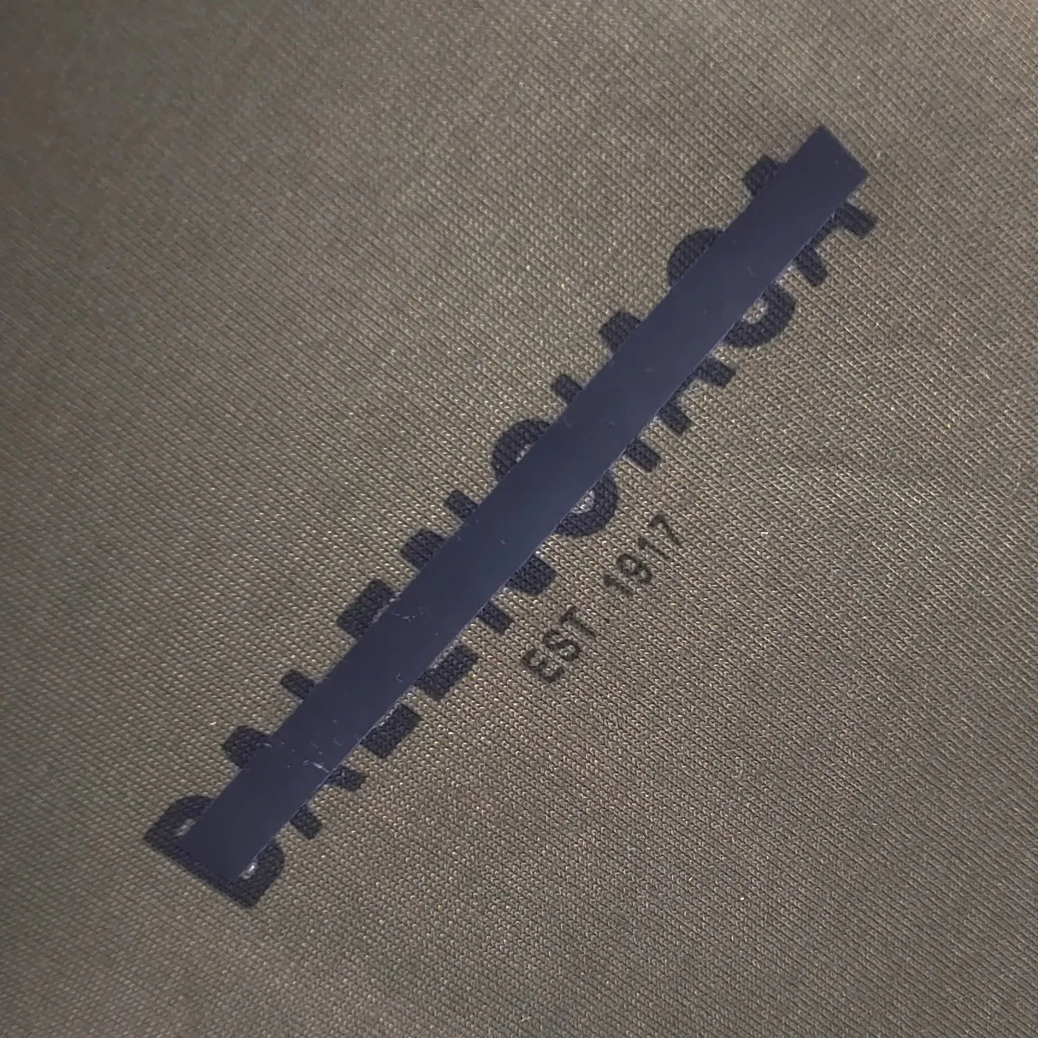[New] Top tested version BALENCIAGA new tape letter printing male and female couple star same style pure cotton loose short-sleeved T-shirt The front and rear platens are hand-printed, precision mesh is used to make the stencil, imported environmentally friendly slurry is scraped, and the letters are clearly restored. The spacing between letters is all the same as the original version. The font size is consistent with the original version. The comparison code number ratio is increased and enlarged. The letters are strictly aligned to highly restore the spacing ratio and three-dimensional sense. The printing has no burrs. Basically, the color difference is minimized to be infinitely close. The printing has transparent bottom lines and no burrs. The yarn is made of Made of 18SJC and imported oil-proof treated thread, there will be no oil stains. The car is imported from Silver Sword with a knife, which does not eat the cloth or leave any cloth. The sewing machine needle uses a No. 9 round-head needle, which does not puncture or break the fibers of the fabric. The density of the thread is 3CM/14 needles, which is tight and not loose or sparse. The double-layer stitching of the back collar is firm and tight. The double chain of the shoulder is routed. The hem is tightened tightly. The fabric is full of drape and consistent with the pattern. The fabric is made of 280g double-ply double-yarn plain cotton fabric, which has full drape and smooth hand feel. Complete color matching from custom dyeing to craftsmanship, three standards for customized accessories Size: XS-L Color: Dark heather gray White Black Dark military green P:250