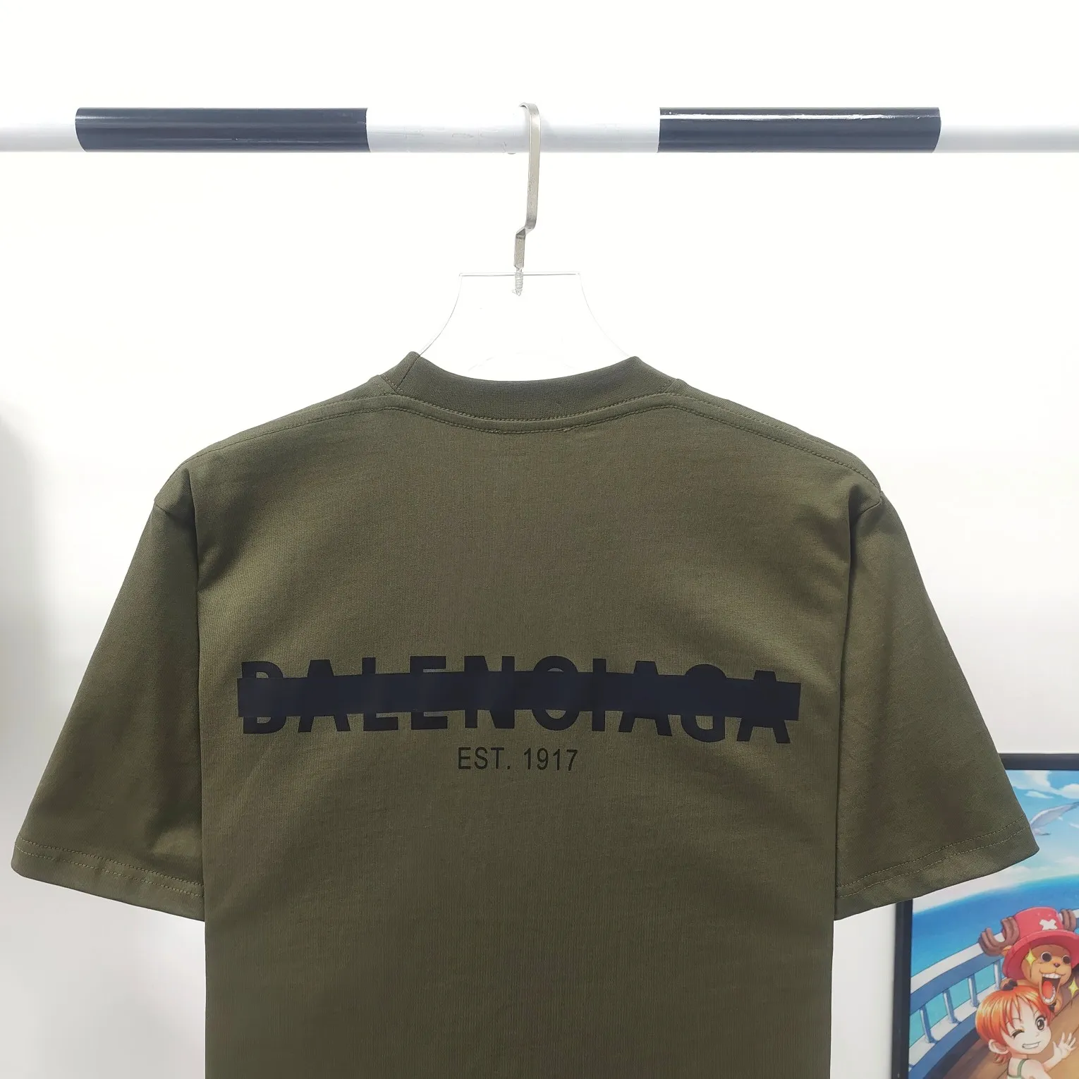 [New] Top tested version BALENCIAGA new tape letter printing male and female couple star same style pure cotton loose short-sleeved T-shirt The front and rear platens are hand-printed, precision mesh is used to make the stencil, imported environmentally friendly slurry is scraped, and the letters are clearly restored. The spacing between letters is all the same as the original version. The font size is consistent with the original version. The comparison code number ratio is increased and enlarged. The letters are strictly aligned to highly restore the spacing ratio and three-dimensional sense. The printing has no burrs. Basically, the color difference is minimized to be infinitely close. The printing has transparent bottom lines and no burrs. The yarn is made of Made of 18SJC and imported oil-proof treated thread, there will be no oil stains. The car is imported from Silver Sword with a knife, which does not eat the cloth or leave any cloth. The sewing machine needle uses a No. 9 round-head needle, which does not puncture or break the fibers of the fabric. The density of the thread is 3CM/14 needles, which is tight and not loose or sparse. The double-layer stitching of the back collar is firm and tight. The double chain of the shoulder is routed. The hem is tightened tightly. The fabric is full of drape and consistent with the pattern. The fabric is made of 280g double-ply double-yarn plain cotton fabric, which has full drape and smooth hand feel. Complete color matching from custom dyeing to craftsmanship, three standards for customized accessories Size: XS-L Color: Dark heather gray White Black Dark military green P:250