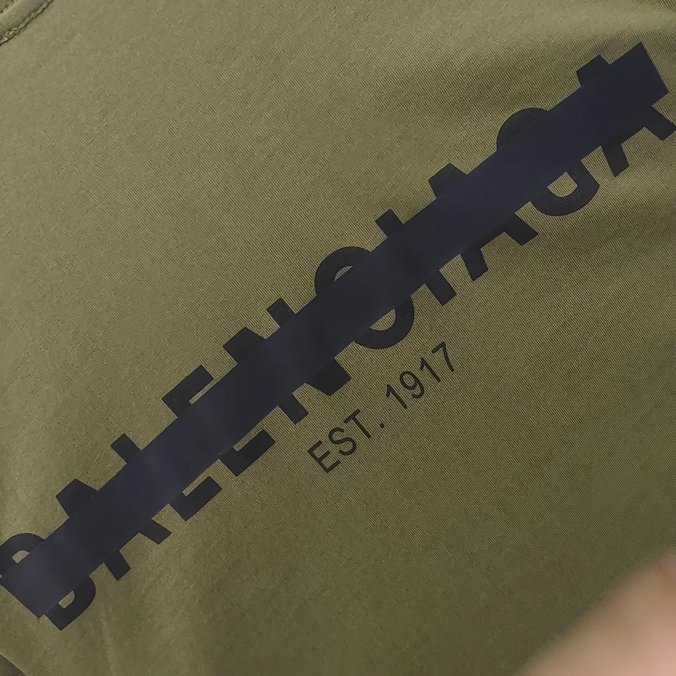 [New] Top tested version BALENCIAGA new tape letter printing male and female couple star same style pure cotton loose short-sleeved T-shirt The front and rear platens are hand-printed, precision mesh is used to make the stencil, imported environmentally friendly slurry is scraped, and the letters are clearly restored. The spacing between letters is all the same as the original version. The font size is consistent with the original version. The comparison code number ratio is increased and enlarged. The letters are strictly aligned to highly restore the spacing ratio and three-dimensional sense. The printing has no burrs. Basically, the color difference is minimized to be infinitely close. The printing has transparent bottom lines and no burrs. The yarn is made of Made of 18SJC and imported oil-proof treated thread, there will be no oil stains. The car is imported from Silver Sword with a knife, which does not eat the cloth or leave any cloth. The sewing machine needle uses a No. 9 round-head needle, which does not puncture or break the fibers of the fabric. The density of the thread is 3CM/14 needles, which is tight and not loose or sparse. The double-layer stitching of the back collar is firm and tight. The double chain of the shoulder is routed. The hem is tightened tightly. The fabric is full of drape and consistent with the pattern. The fabric is made of 280g double-ply double-yarn plain cotton fabric, which has full drape and smooth hand feel. Complete color matching from custom dyeing to craftsmanship, three standards for customized accessories Size: XS-L Color: Dark heather gray White Black Dark military green P:250