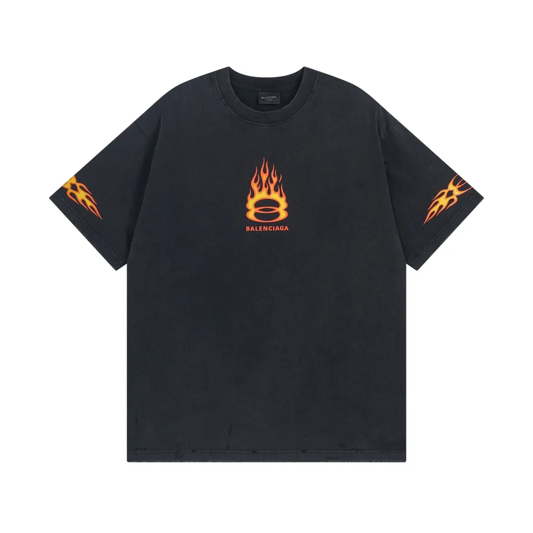 🅿️200 Detailed picture [Top version. Official website quality] BALENCI*GA/Paris#.2024#Double Ring# Flame Direct Injection Printed Washed and Distressed Short-sleeved T-shirt 2024 New Style. Genuine product developed at the first time, widely used in the market. Happy printing comparison! The fabric is made of Paris ZP custom-woven and dyed cotton double yarn. Weighing 260 grams, the cloth surface is clean. The cloth pattern is clear, soft and comfortable. The threads are dyed with no color difference. The printing uses environmentally friendly imported materials for direct printing, with clear patterns and three-dimensional effects. The entire garment is washed, distressed and worn. The version adopts OS loose shoulder design. Same style for men and women. Code: BL223376 Color: black, yellow, washed blue. Size: XS to L