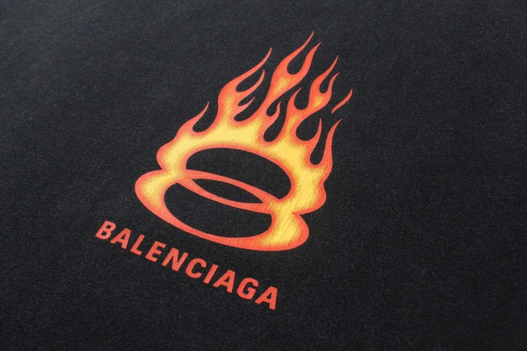 🅿️200 Detailed picture [Top version. Official website quality] BALENCI*GA/Paris#.2024#Double Ring# Flame Direct Injection Printed Washed and Distressed Short-sleeved T-shirt 2024 New Style. Genuine product developed at the first time, widely used in the market. Happy printing comparison! The fabric is made of Paris ZP custom-woven and dyed cotton double yarn. Weighing 260 grams, the cloth surface is clean. The cloth pattern is clear, soft and comfortable. The threads are dyed with no color difference. The printing uses environmentally friendly imported materials for direct printing, with clear patterns and three-dimensional effects. The entire garment is washed, distressed and worn. The version adopts OS loose shoulder design. Same style for men and women. Code: BL223376 Color: black, yellow, washed blue. Size: XS to L