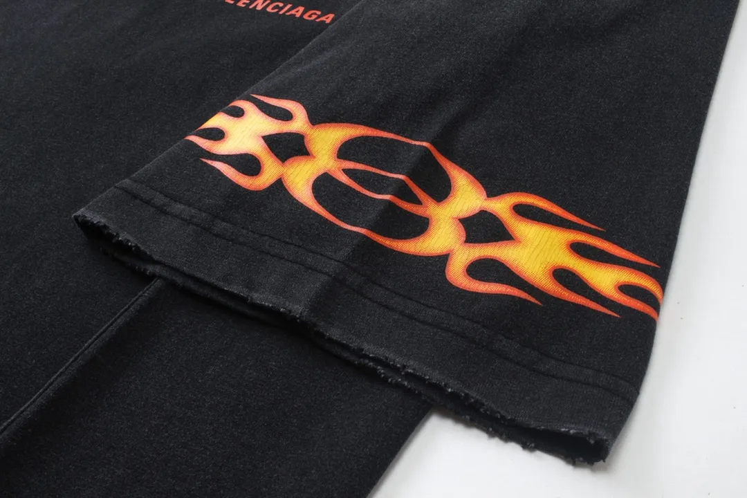 🅿️200 Detailed picture [Top version. Official website quality] BALENCI*GA/Paris#.2024#Double Ring# Flame Direct Injection Printed Washed and Distressed Short-sleeved T-shirt 2024 New Style. Genuine product developed at the first time, widely used in the market. Happy printing comparison! The fabric is made of Paris ZP custom-woven and dyed cotton double yarn. Weighing 260 grams, the cloth surface is clean. The cloth pattern is clear, soft and comfortable. The threads are dyed with no color difference. The printing uses environmentally friendly imported materials for direct printing, with clear patterns and three-dimensional effects. The entire garment is washed, distressed and worn. The version adopts OS loose shoulder design. Same style for men and women. Code: BL223376 Color: black, yellow, washed blue. Size: XS to L