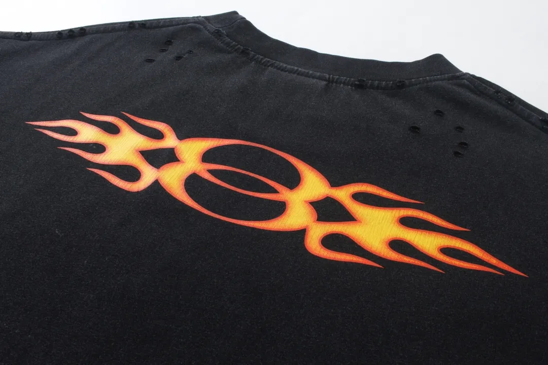 🅿️200 Detailed picture [Top version. Official website quality] BALENCI*GA/Paris#.2024#Double Ring# Flame Direct Injection Printed Washed and Distressed Short-sleeved T-shirt 2024 New Style. Genuine product developed at the first time, widely used in the market. Happy printing comparison! The fabric is made of Paris ZP custom-woven and dyed cotton double yarn. Weighing 260 grams, the cloth surface is clean. The cloth pattern is clear, soft and comfortable. The threads are dyed with no color difference. The printing uses environmentally friendly imported materials for direct printing, with clear patterns and three-dimensional effects. The entire garment is washed, distressed and worn. The version adopts OS loose shoulder design. Same style for men and women. Code: BL223376 Color: black, yellow, washed blue. Size: XS to L
