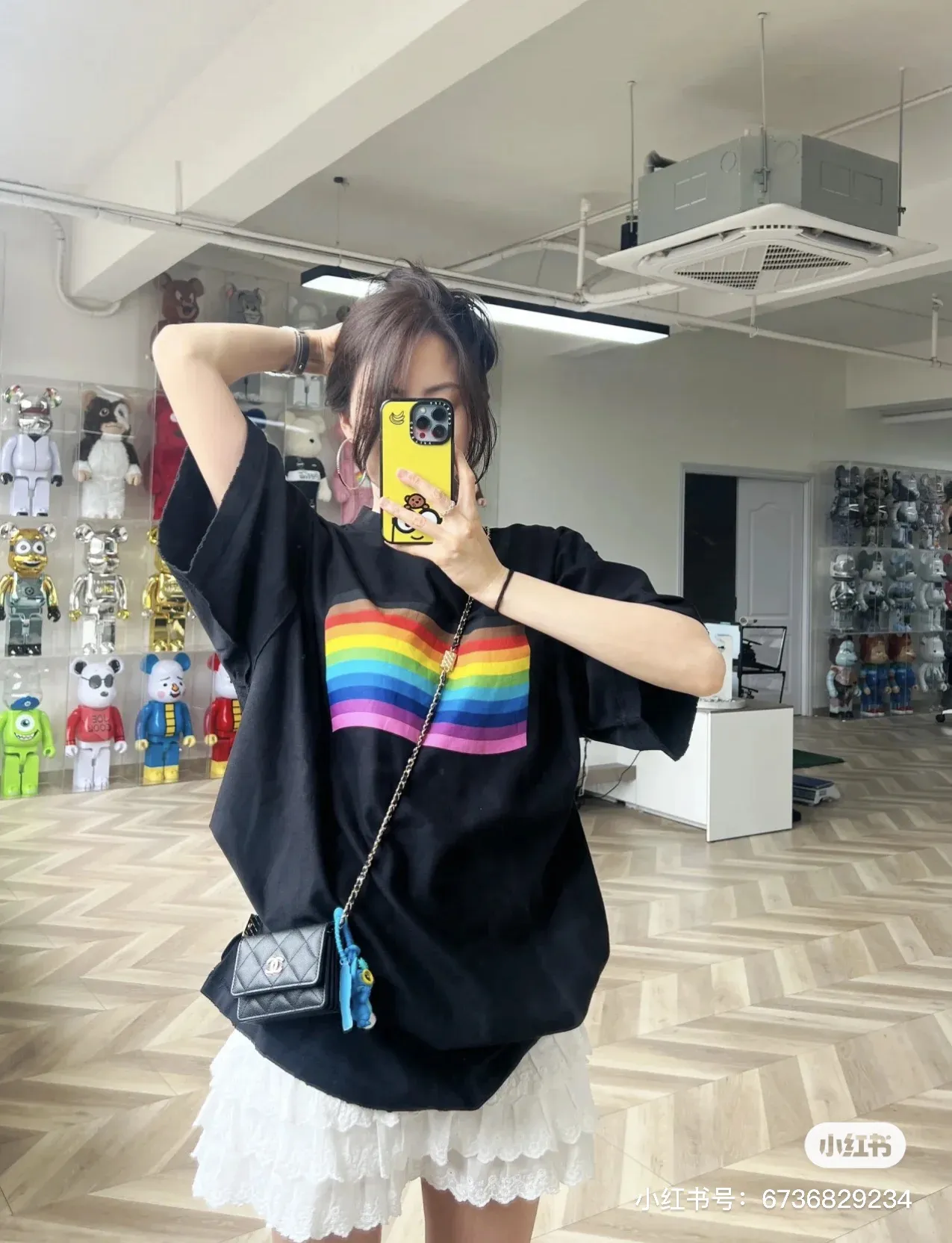 [New] Top version - BALENCIAGA - Balenciaga rainbow flag short-sleeved T-shirt. The original developed custom-woven fabric process is washed and treated. The high-gram weight 300-gram fabric is full of texture. The cloth surface is clean, soft and comfortable. Solona thread dyeing has no color difference. It uses fine cotton plain knitting and custom-dyed color-matching fabrics. The custom-woven cross stretcher rib is dyed in the same cylinder to ensure no color difference. It follows the original process and is trimmed narrowly. The front is decorated with a rainbow flag art print. It is made of original color and special glue of the same color. It is hand-screen printed and uses screen printing as a transparent base to solidify the color. It has strong quality stability and the viscosity of the color paste should be adjusted appropriately, which is beneficial to the fabric's uniform sizing and smooth pattern. Through special cutting and sewing techniques, the garment is turned inside out to create a unique visual effect. The inside-out design can highlight the layering of clothing and make the overall shape richer and three-dimensional. Double chain stitching on the back shoulders, customized new collar label os dropped shoulders, loose version, same style for men and women Color: Black Size: XS-L P:270
