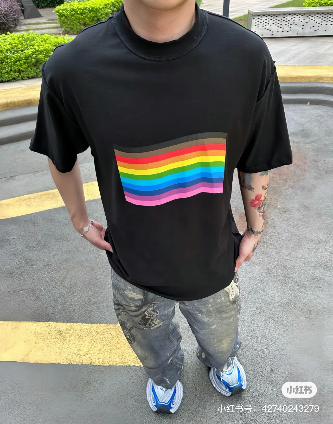 [New] Top version - BALENCIAGA - Balenciaga rainbow flag short-sleeved T-shirt. The original developed custom-woven fabric process is washed and treated. The high-gram weight 300-gram fabric is full of texture. The cloth surface is clean, soft and comfortable. Solona thread dyeing has no color difference. It uses fine cotton plain knitting and custom-dyed color-matching fabrics. The custom-woven cross stretcher rib is dyed in the same cylinder to ensure no color difference. It follows the original process and is trimmed narrowly. The front is decorated with a rainbow flag art print. It is made of original color and special glue of the same color. It is hand-screen printed and uses screen printing as a transparent base to solidify the color. It has strong quality stability and the viscosity of the color paste should be adjusted appropriately, which is beneficial to the fabric's uniform sizing and smooth pattern. Through special cutting and sewing techniques, the garment is turned inside out to create a unique visual effect. The inside-out design can highlight the layering of clothing and make the overall shape richer and three-dimensional. Double chain stitching on the back shoulders, customized new collar label os dropped shoulders, loose version, same style for men and women Color: Black Size: XS-L P:270