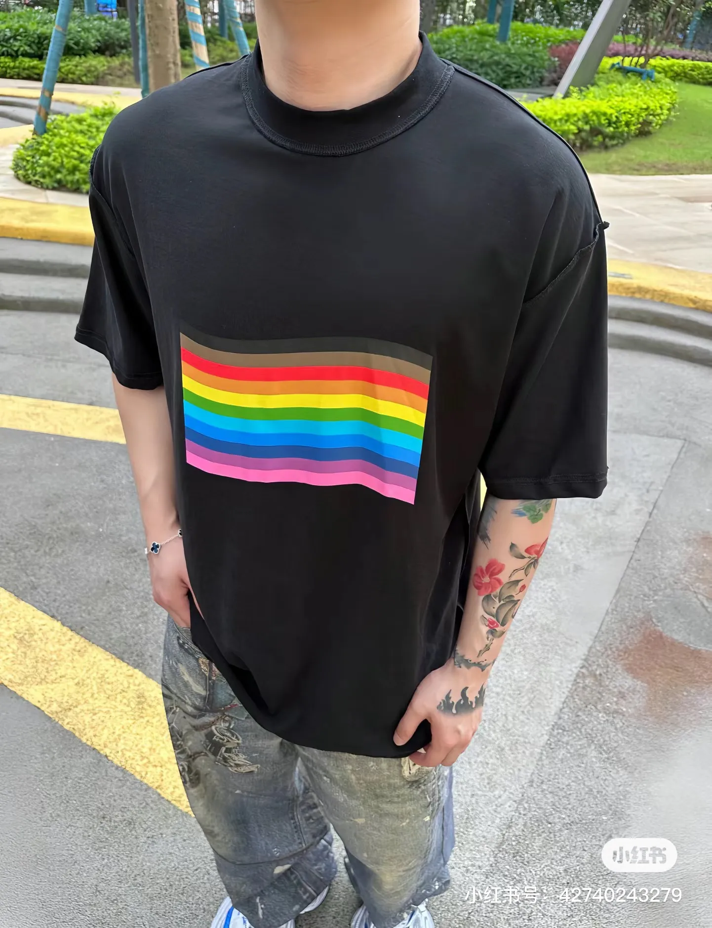 [New] Top version - BALENCIAGA - Balenciaga rainbow flag short-sleeved T-shirt. The original developed custom-woven fabric process is washed and treated. The high-gram weight 300-gram fabric is full of texture. The cloth surface is clean, soft and comfortable. Solona thread dyeing has no color difference. It uses fine cotton plain knitting and custom-dyed color-matching fabrics. The custom-woven cross stretcher rib is dyed in the same cylinder to ensure no color difference. It follows the original process and is trimmed narrowly. The front is decorated with a rainbow flag art print. It is made of original color and special glue of the same color. It is hand-screen printed and uses screen printing as a transparent base to solidify the color. It has strong quality stability and the viscosity of the color paste should be adjusted appropriately, which is beneficial to the fabric's uniform sizing and smooth pattern. Through special cutting and sewing techniques, the garment is turned inside out to create a unique visual effect. The inside-out design can highlight the layering of clothing and make the overall shape richer and three-dimensional. Double chain stitching on the back shoulders, customized new collar label os dropped shoulders, loose version, same style for men and women Color: Black Size: XS-L P:270