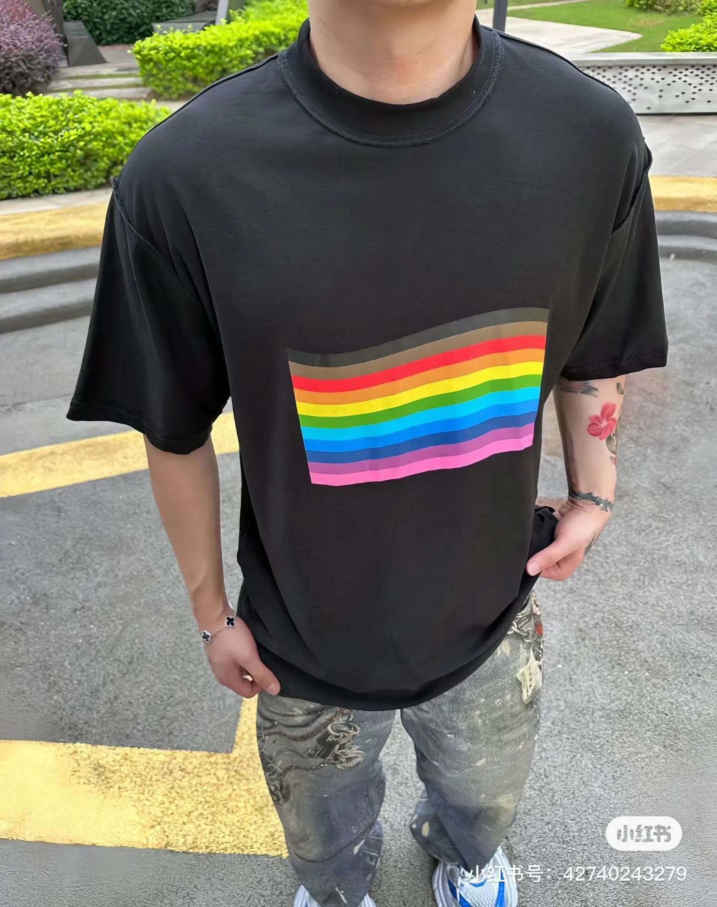 [New] Top version - BALENCIAGA - Balenciaga rainbow flag short-sleeved T-shirt. The original developed custom-woven fabric process is washed and treated. The high-gram weight 300-gram fabric is full of texture. The cloth surface is clean, soft and comfortable. Solona thread dyeing has no color difference. It uses fine cotton plain knitting and custom-dyed color-matching fabrics. The custom-woven cross stretcher rib is dyed in the same cylinder to ensure no color difference. It follows the original process and is trimmed narrowly. The front is decorated with a rainbow flag art print. It is made of original color and special glue of the same color. It is hand-screen printed and uses screen printing as a transparent base to solidify the color. It has strong quality stability and the viscosity of the color paste should be adjusted appropriately, which is beneficial to the fabric's uniform sizing and smooth pattern. Through special cutting and sewing techniques, the garment is turned inside out to create a unique visual effect. The inside-out design can highlight the layering of clothing and make the overall shape richer and three-dimensional. Double chain stitching on the back shoulders, customized new collar label os dropped shoulders, loose version, same style for men and women Color: Black Size: XS-L P:270