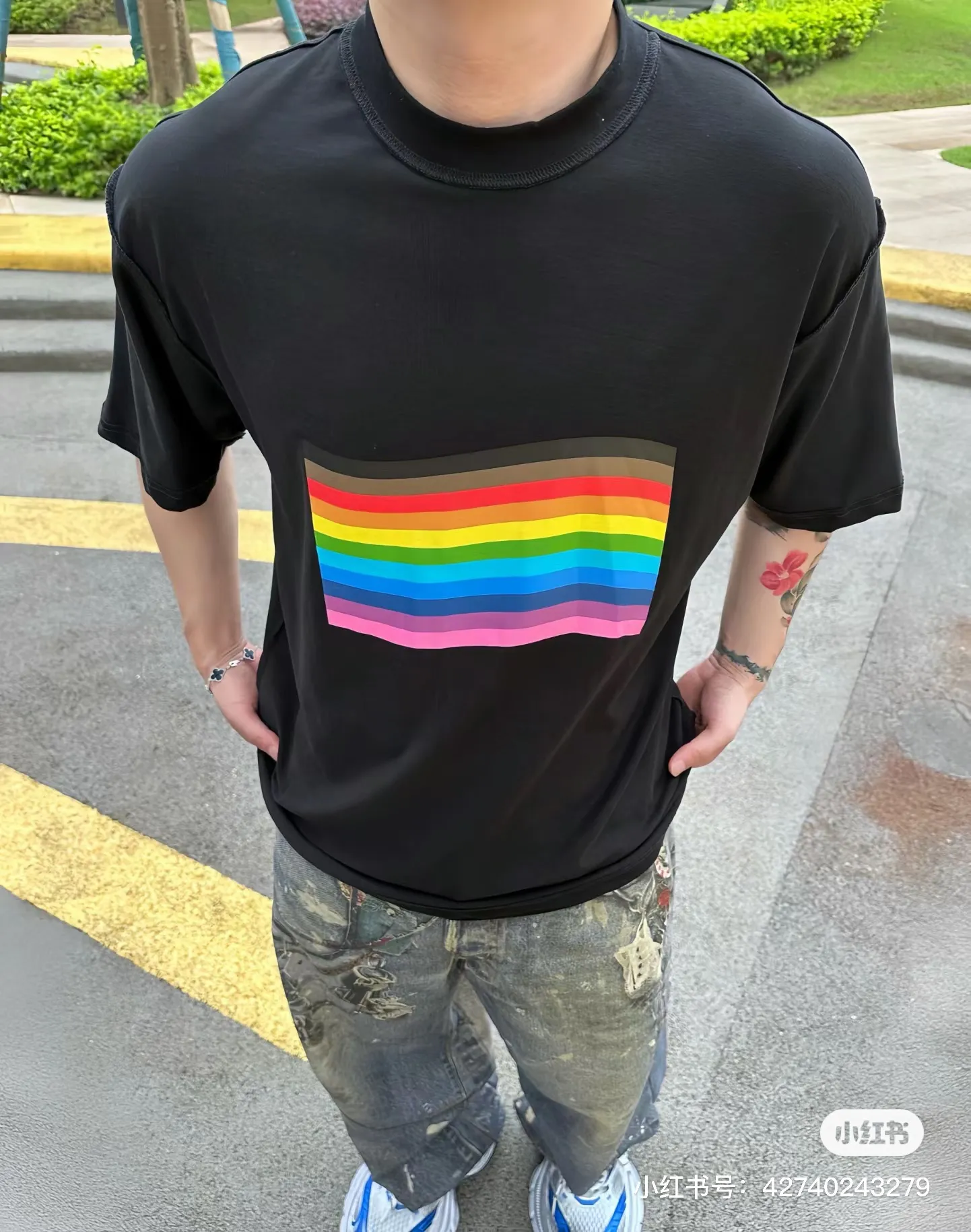 [New] Top version - BALENCIAGA - Balenciaga rainbow flag short-sleeved T-shirt. The original developed custom-woven fabric process is washed and treated. The high-gram weight 300-gram fabric is full of texture. The cloth surface is clean, soft and comfortable. Solona thread dyeing has no color difference. It uses fine cotton plain knitting and custom-dyed color-matching fabrics. The custom-woven cross stretcher rib is dyed in the same cylinder to ensure no color difference. It follows the original process and is trimmed narrowly. The front is decorated with a rainbow flag art print. It is made of original color and special glue of the same color. It is hand-screen printed and uses screen printing as a transparent base to solidify the color. It has strong quality stability and the viscosity of the color paste should be adjusted appropriately, which is beneficial to the fabric's uniform sizing and smooth pattern. Through special cutting and sewing techniques, the garment is turned inside out to create a unique visual effect. The inside-out design can highlight the layering of clothing and make the overall shape richer and three-dimensional. Double chain stitching on the back shoulders, customized new collar label os dropped shoulders, loose version, same style for men and women Color: Black Size: XS-L P:270