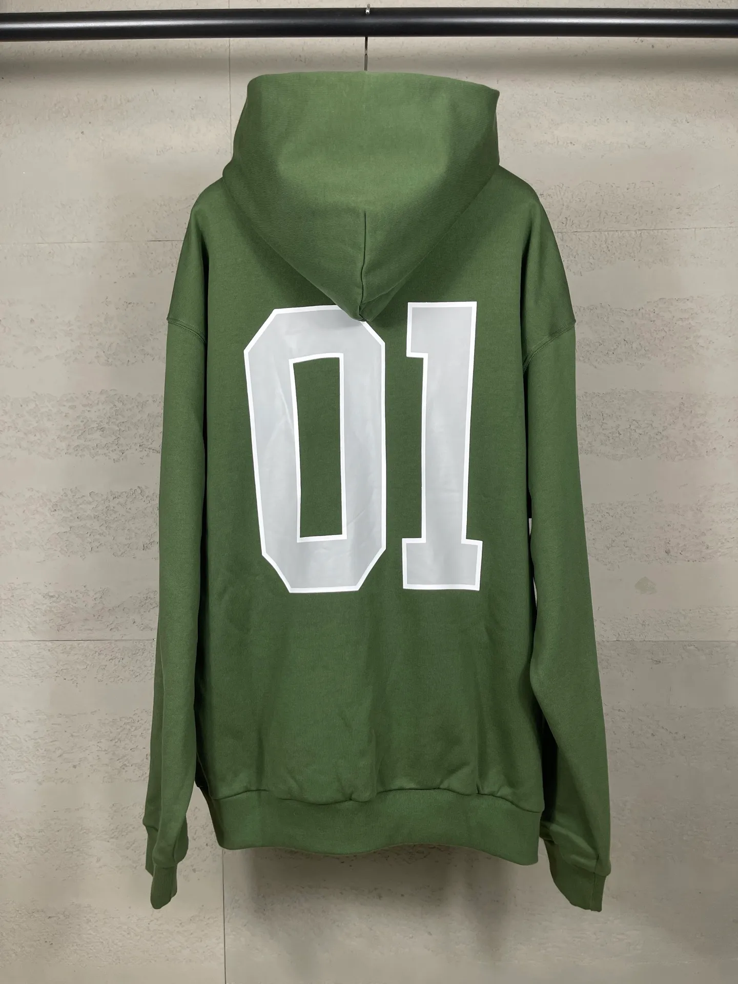 🅿️350 Actual pictures [Top version. Official website quality] BALENCI*GA/Paris.SS25 latest basketball uniform embroidered printed hooded long-sleeved sweatshirt. The front embroidery is embroidered and printed using a Tajima computer embroidery machine, the lower left corner is stamped, and the back piece is printed. The brick cabinets are synchronized. The authentic product is developed at the first time. The fabric is made of Paris ZP custom-woven and dyed cotton sweatshirt. Weighing 460 grams, the cloth surface is clean. The cloth pattern is clear, soft and comfortable. The threads are dyed with no color difference. The printing uses environmentally friendly imported materials, the letters are clear and the effect is three-dimensional. The version adopts OS loose shoulder design. Same style for men and women. Code: BL258959 Color: black, purple, colorful blue, green Size: XS S M L