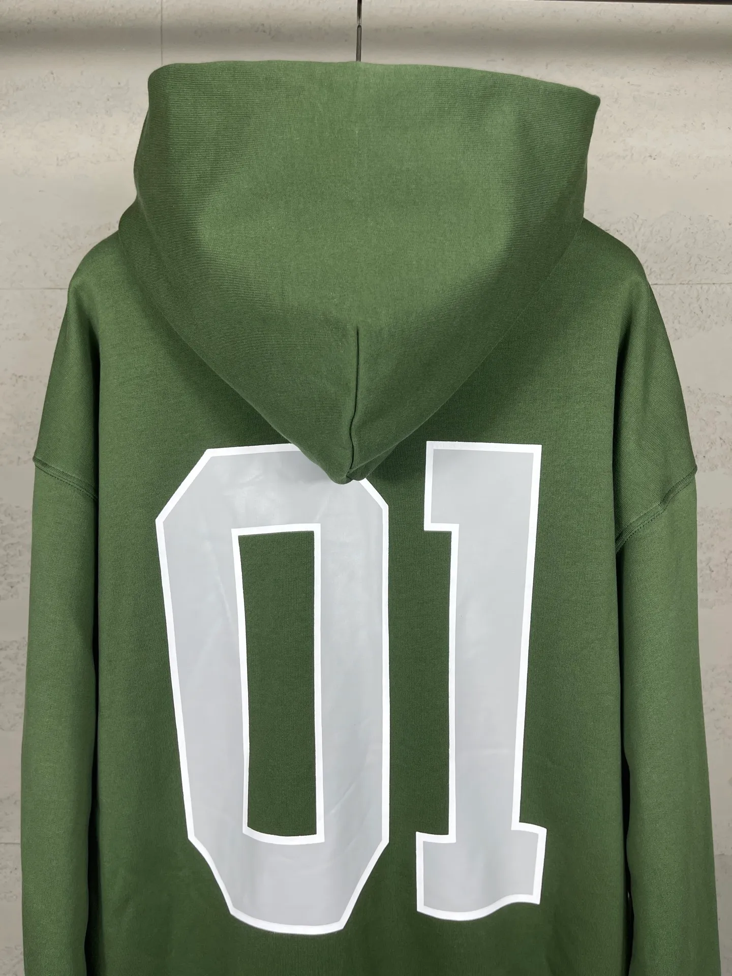 🅿️350 Actual pictures [Top version. Official website quality] BALENCI*GA/Paris.SS25 latest basketball uniform embroidered printed hooded long-sleeved sweatshirt. The front embroidery is embroidered and printed using a Tajima computer embroidery machine, the lower left corner is stamped, and the back piece is printed. The brick cabinets are synchronized. The authentic product is developed at the first time. The fabric is made of Paris ZP custom-woven and dyed cotton sweatshirt. Weighing 460 grams, the cloth surface is clean. The cloth pattern is clear, soft and comfortable. The threads are dyed with no color difference. The printing uses environmentally friendly imported materials, the letters are clear and the effect is three-dimensional. The version adopts OS loose shoulder design. Same style for men and women. Code: BL258959 Color: black, purple, colorful blue, green Size: XS S M L