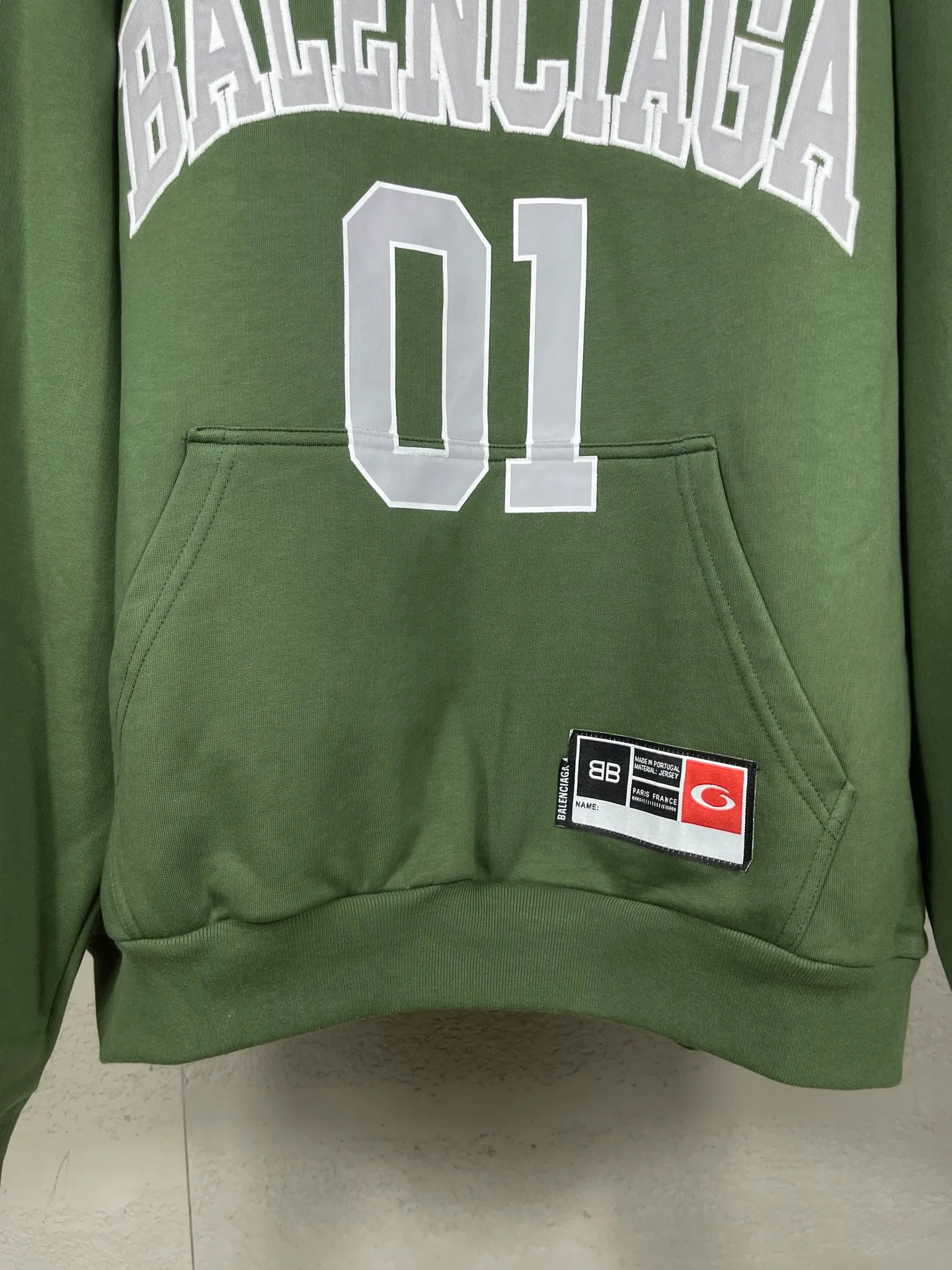 🅿️350 Actual pictures [Top version. Official website quality] BALENCI*GA/Paris.SS25 latest basketball uniform embroidered printed hooded long-sleeved sweatshirt. The front embroidery is embroidered and printed using a Tajima computer embroidery machine, the lower left corner is stamped, and the back piece is printed. The brick cabinets are synchronized. The authentic product is developed at the first time. The fabric is made of Paris ZP custom-woven and dyed cotton sweatshirt. Weighing 460 grams, the cloth surface is clean. The cloth pattern is clear, soft and comfortable. The threads are dyed with no color difference. The printing uses environmentally friendly imported materials, the letters are clear and the effect is three-dimensional. The version adopts OS loose shoulder design. Same style for men and women. Code: BL258959 Color: black, purple, colorful blue, green Size: XS S M L