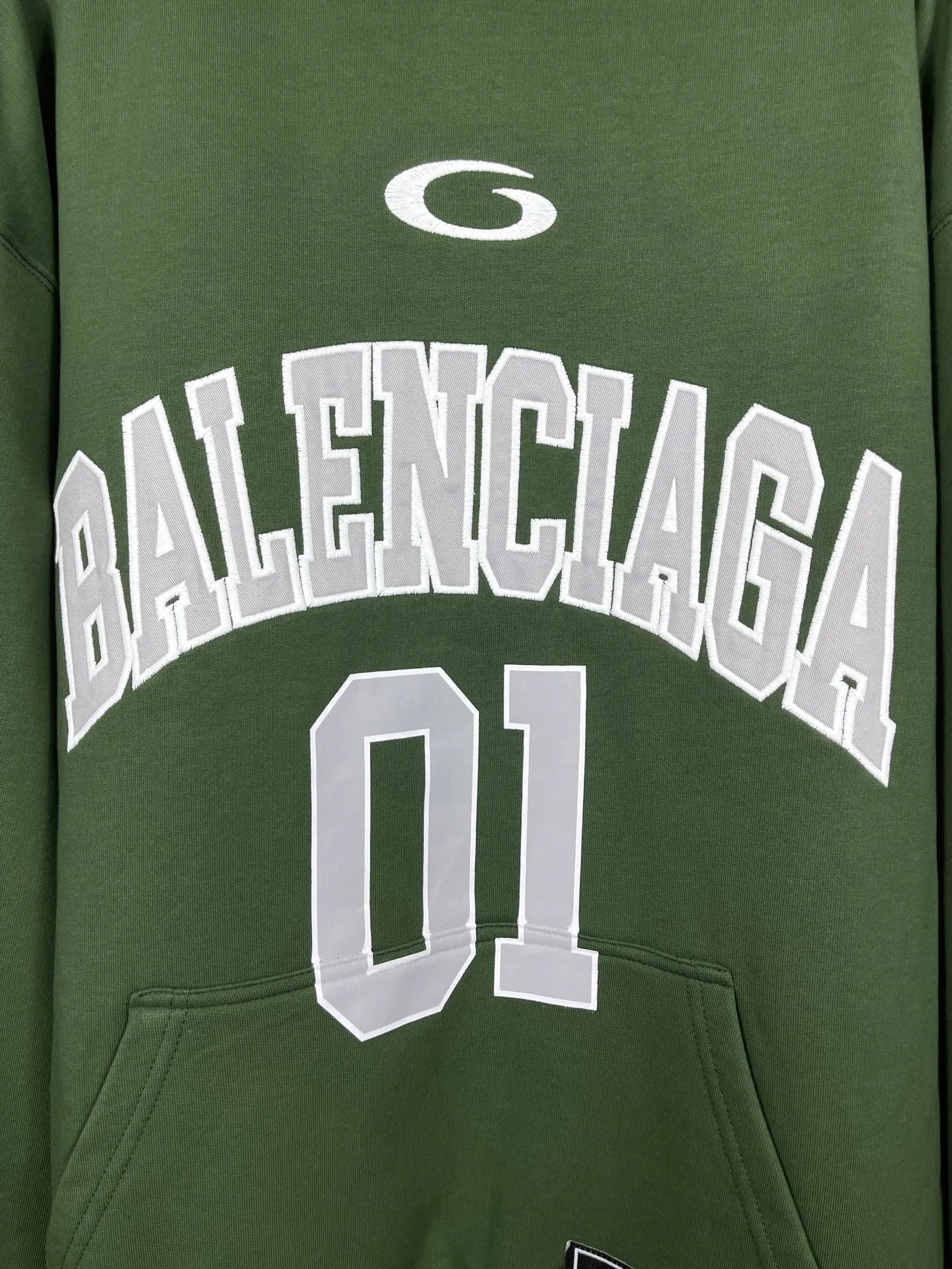 🅿️350 Actual pictures [Top version. Official website quality] BALENCI*GA/Paris.SS25 latest basketball uniform embroidered printed hooded long-sleeved sweatshirt. The front embroidery is embroidered and printed using a Tajima computer embroidery machine, the lower left corner is stamped, and the back piece is printed. The brick cabinets are synchronized. The authentic product is developed at the first time. The fabric is made of Paris ZP custom-woven and dyed cotton sweatshirt. Weighing 460 grams, the cloth surface is clean. The cloth pattern is clear, soft and comfortable. The threads are dyed with no color difference. The printing uses environmentally friendly imported materials, the letters are clear and the effect is three-dimensional. The version adopts OS loose shoulder design. Same style for men and women. Code: BL258959 Color: black, purple, colorful blue, green Size: XS S M L