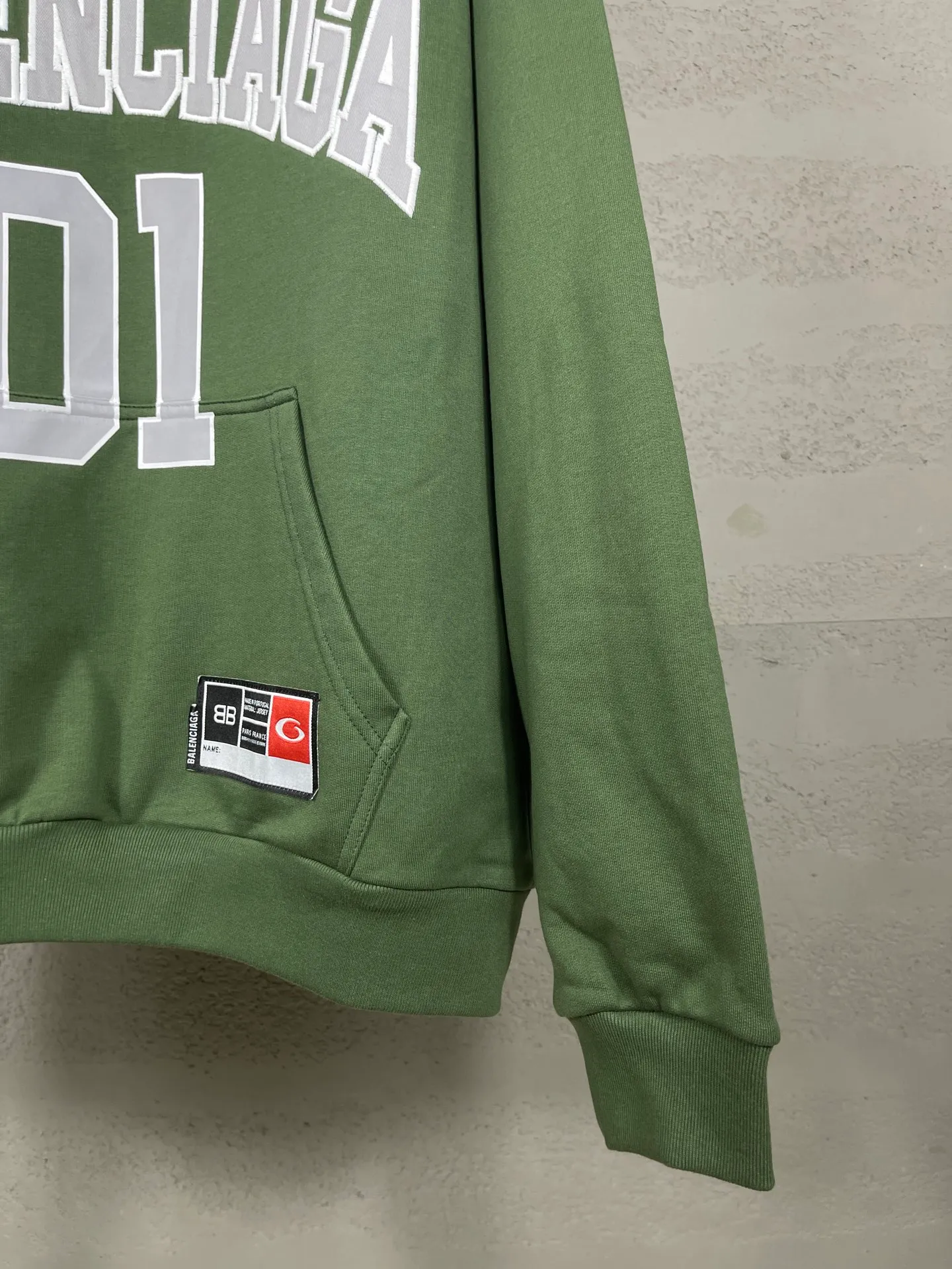 🅿️350 Actual pictures [Top version. Official website quality] BALENCI*GA/Paris.SS25 latest basketball uniform embroidered printed hooded long-sleeved sweatshirt. The front embroidery is embroidered and printed using a Tajima computer embroidery machine, the lower left corner is stamped, and the back piece is printed. The brick cabinets are synchronized. The authentic product is developed at the first time. The fabric is made of Paris ZP custom-woven and dyed cotton sweatshirt. Weighing 460 grams, the cloth surface is clean. The cloth pattern is clear, soft and comfortable. The threads are dyed with no color difference. The printing uses environmentally friendly imported materials, the letters are clear and the effect is three-dimensional. The version adopts OS loose shoulder design. Same style for men and women. Code: BL258959 Color: black, purple, colorful blue, green Size: XS S M L