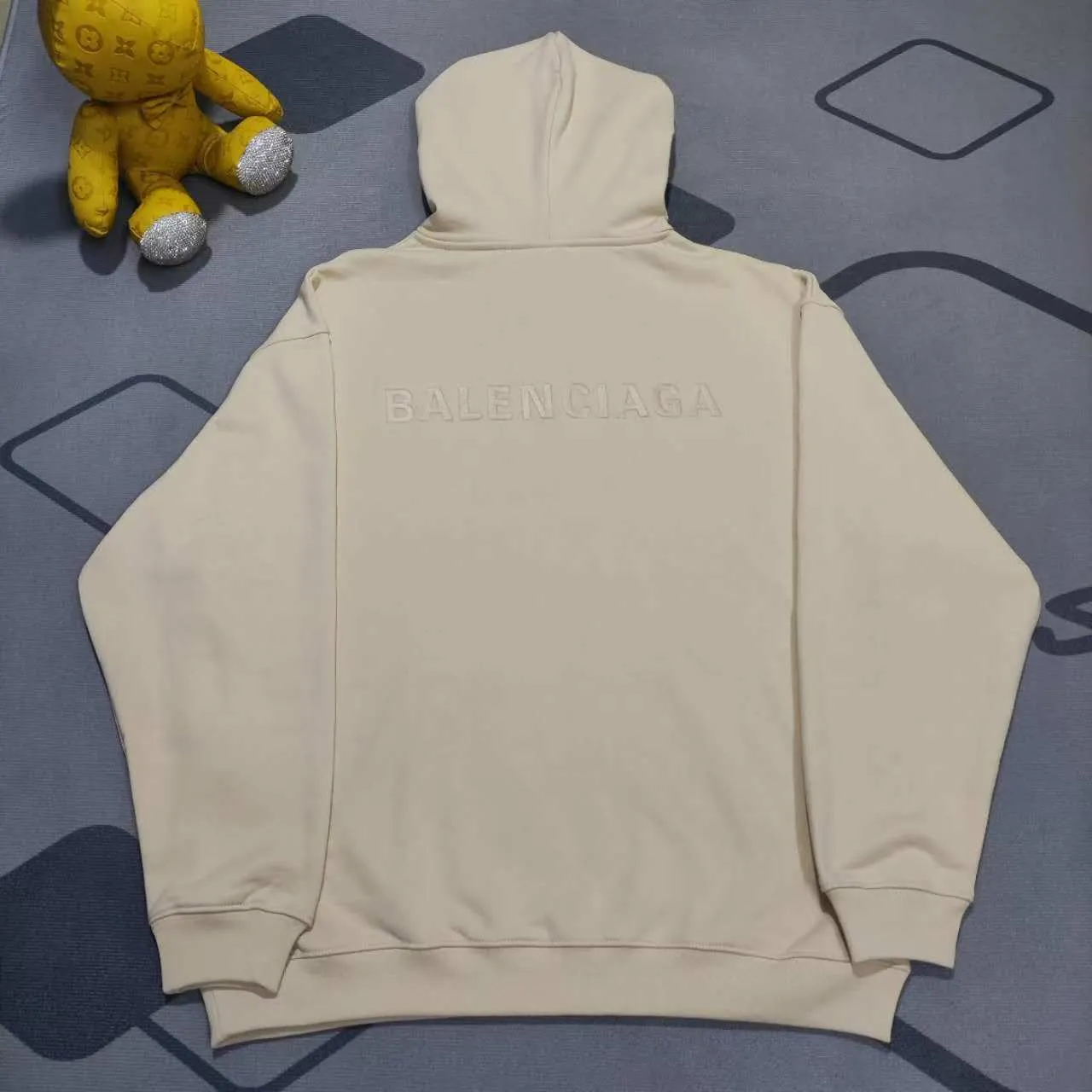 The top version of BALENCIAGA with large LOGO basic letters on the back, pure cotton loose, same style for male and female couples, high-end embroidered cotton hoodie, hooded sweatshirt. The god of simplicity in Paris, a volume sought after by many stars. Lisa’s favorite basic short-sleeved Paris style, which has a very high appearance rate. Wear alone, paired with jeans, shorts, and sweatpants, it's a versatile style. Xiaohongshu, a hot item on INS, a must-have for Paris fans.  Using Tajima embroidery technology imported from Japan, the printing looks very three-dimensional and full, with no threads. Regardless of the size, the front and back letters can be expressed perfectly! The fabric is made of 460g pure cotton combed terry fabric!  A complete set of customized tags, collar tags, washed, plastic bags, and most importantly, a complete set of bags, tag codes, and codes are all authentic.  Color: Apricot Size: XS-L P:470