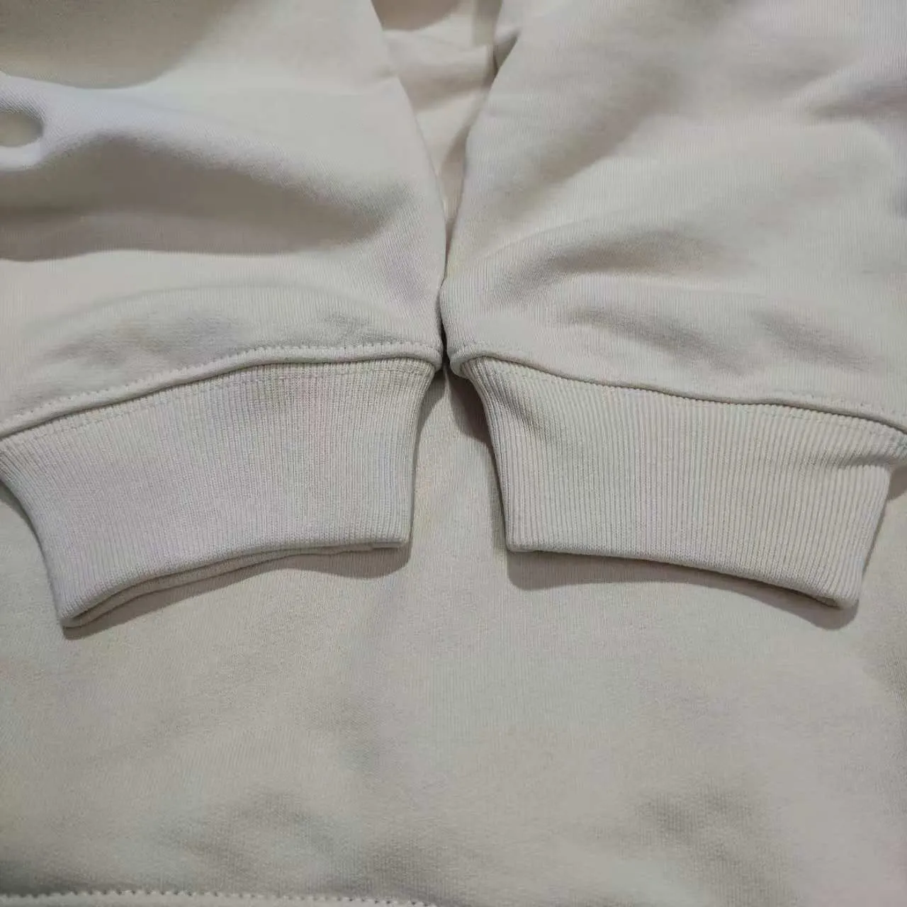 The top version of BALENCIAGA with large LOGO basic letters on the back, pure cotton loose, same style for male and female couples, high-end embroidered cotton hoodie, hooded sweatshirt. The god of simplicity in Paris, a volume sought after by many stars. Lisa’s favorite basic short-sleeved Paris style, which has a very high appearance rate. Wear alone, paired with jeans, shorts, and sweatpants, it's a versatile style. Xiaohongshu, a hot item on INS, a must-have for Paris fans.  Using Tajima embroidery technology imported from Japan, the printing looks very three-dimensional and full, with no threads. Regardless of the size, the front and back letters can be expressed perfectly! The fabric is made of 460g pure cotton combed terry fabric!  A complete set of customized tags, collar tags, washed, plastic bags, and most importantly, a complete set of bags, tag codes, and codes are all authentic.  Color: Apricot Size: XS-L P:470