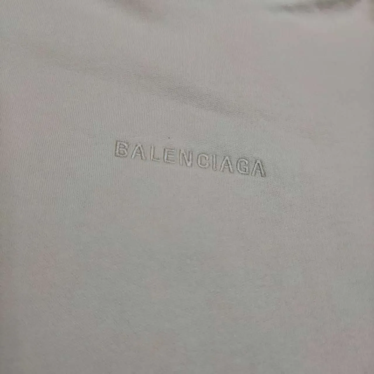 The top version of BALENCIAGA with large LOGO basic letters on the back, pure cotton loose, same style for male and female couples, high-end embroidered cotton hoodie, hooded sweatshirt. The god of simplicity in Paris, a volume sought after by many stars. Lisa’s favorite basic short-sleeved Paris style, which has a very high appearance rate. Wear alone, paired with jeans, shorts, and sweatpants, it's a versatile style. Xiaohongshu, a hot item on INS, a must-have for Paris fans.  Using Tajima embroidery technology imported from Japan, the printing looks very three-dimensional and full, with no threads. Regardless of the size, the front and back letters can be expressed perfectly! The fabric is made of 460g pure cotton combed terry fabric!  A complete set of customized tags, collar tags, washed, plastic bags, and most importantly, a complete set of bags, tag codes, and codes are all authentic.  Color: Apricot Size: XS-L P:470
