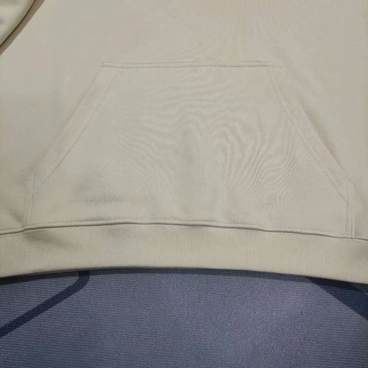 The top version of BALENCIAGA with large LOGO basic letters on the back, pure cotton loose, same style for male and female couples, high-end embroidered cotton hoodie, hooded sweatshirt. The god of simplicity in Paris, a volume sought after by many stars. Lisa’s favorite basic short-sleeved Paris style, which has a very high appearance rate. Wear alone, paired with jeans, shorts, and sweatpants, it's a versatile style. Xiaohongshu, a hot item on INS, a must-have for Paris fans.  Using Tajima embroidery technology imported from Japan, the printing looks very three-dimensional and full, with no threads. Regardless of the size, the front and back letters can be expressed perfectly! The fabric is made of 460g pure cotton combed terry fabric!  A complete set of customized tags, collar tags, washed, plastic bags, and most importantly, a complete set of bags, tag codes, and codes are all authentic.  Color: Apricot Size: XS-L P:470