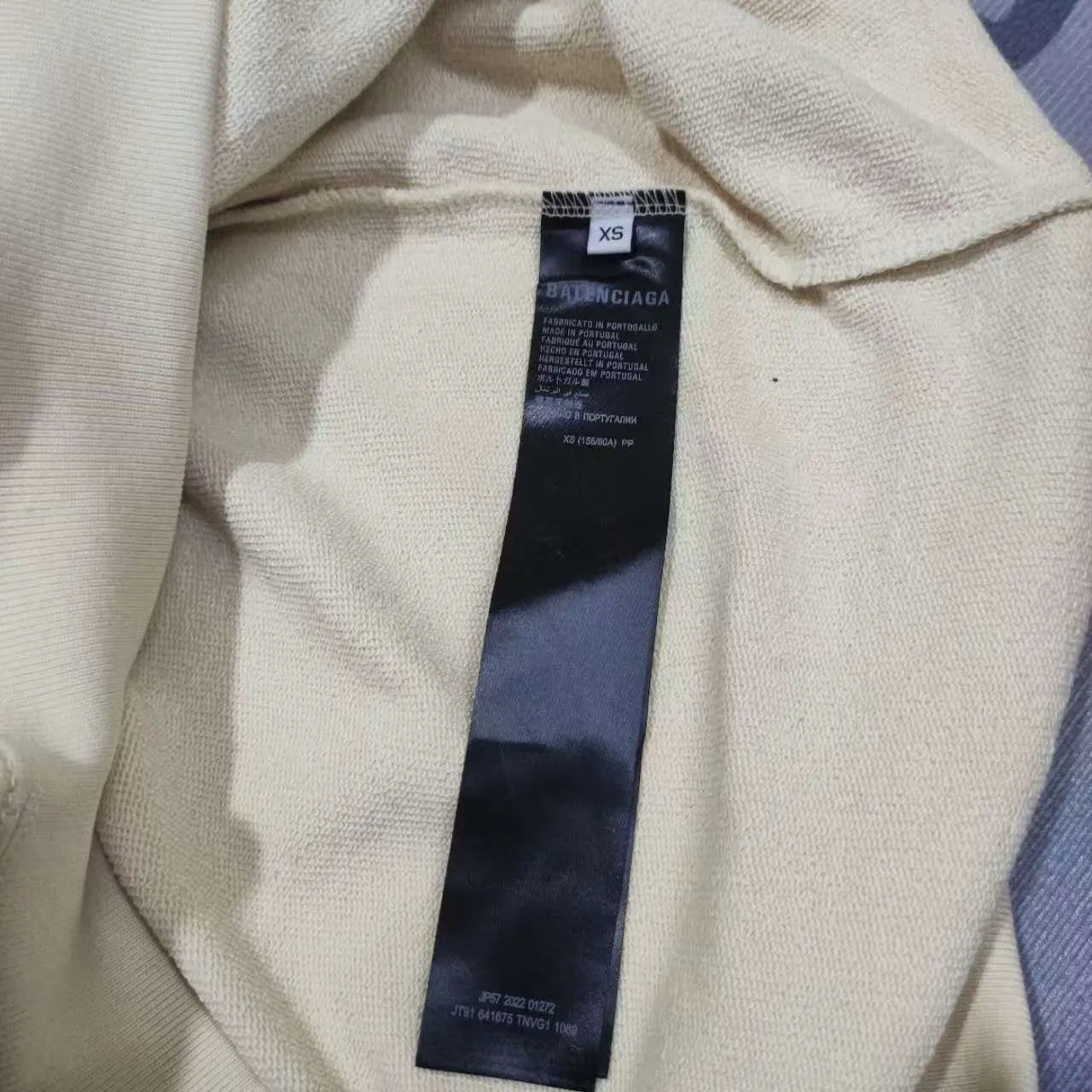 The top version of BALENCIAGA with large LOGO basic letters on the back, pure cotton loose, same style for male and female couples, high-end embroidered cotton hoodie, hooded sweatshirt. The god of simplicity in Paris, a volume sought after by many stars. Lisa’s favorite basic short-sleeved Paris style, which has a very high appearance rate. Wear alone, paired with jeans, shorts, and sweatpants, it's a versatile style. Xiaohongshu, a hot item on INS, a must-have for Paris fans.  Using Tajima embroidery technology imported from Japan, the printing looks very three-dimensional and full, with no threads. Regardless of the size, the front and back letters can be expressed perfectly! The fabric is made of 460g pure cotton combed terry fabric!  A complete set of customized tags, collar tags, washed, plastic bags, and most importantly, a complete set of bags, tag codes, and codes are all authentic.  Color: Apricot Size: XS-L P:470