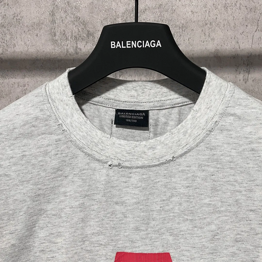 🅿️180 9121# Real shot top version [[BALENCIA*GA] official website quality Paris new joint music collaboration cracked stretch crack short-sleeved T-shirt OS version loose dropped shoulders Unisex style Fabric: 260g 100% cotton double yarn Craftsmanship: front and rear panels left and right sleeves crack print Garment wash worn distressed solid color Color: black (cracked) gray (cracked) Size: XS S M L