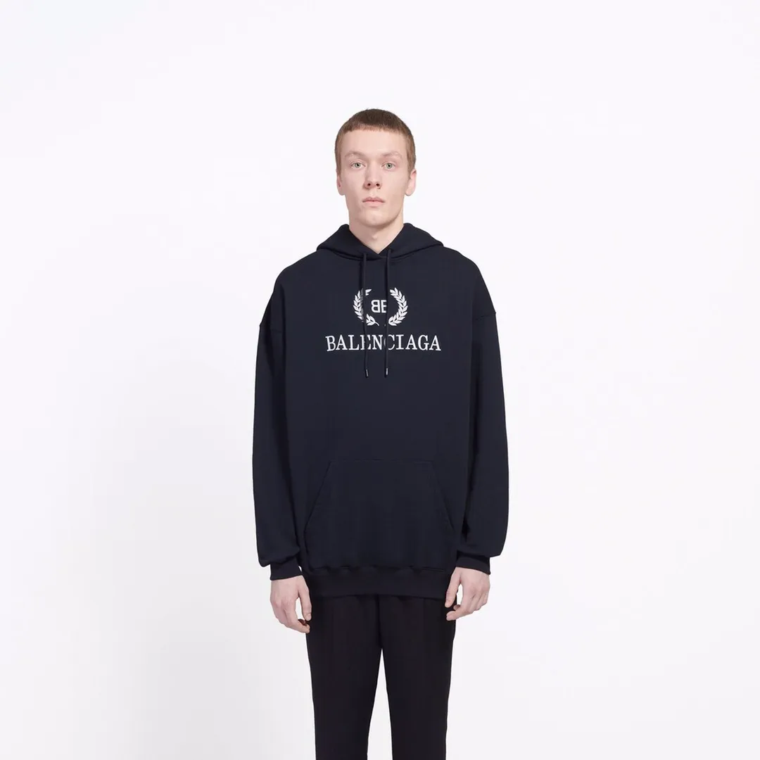 ♻️💯Reference model picture for the upper body❤️The top tested version of Balenciaga's classic wheat ear hooded sweatshirt. It is made of 480g pure cotton double yarn terry fabric, which is thick and textured. It is made of high-density knitted fabric technology. It is firm and elastic, with high suppleness and skin-friendliness. It feels soft and delicate, does not shrink or deform, and the upper body is crisp and stylish. It is different from the cheap soft couch fabrics with low weight and low count on the market.  Ultra-high-level workmanship, every detail shows a sense of luxury, and the original three-dimensional cutting process creates a perfect fit. The OS loose shoulder style accommodates all body types. It is a truly versatile style that looks slim and good-looking for both men and women.  The brushed classic wheat ear letter print has high fastness and will not crack or fall off. The classic pattern will never go out of style. Multiple colors are available, and every color is beautiful!  Color: Black Size: XS-L P:420