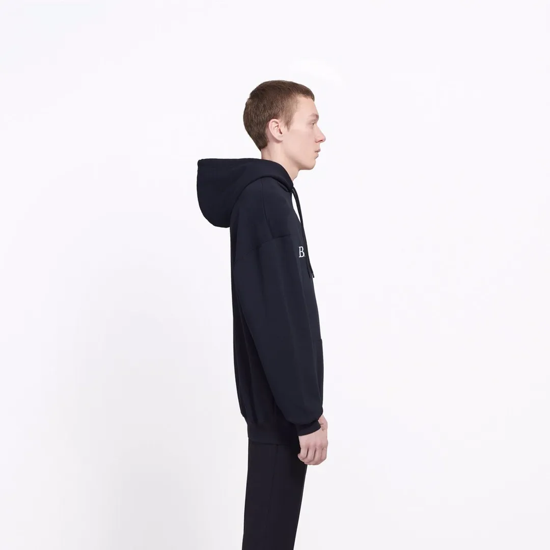 ♻️💯Reference model picture for the upper body❤️The top tested version of Balenciaga's classic wheat ear hooded sweatshirt. It is made of 480g pure cotton double yarn terry fabric, which is thick and textured. It is made of high-density knitted fabric technology. It is firm and elastic, with high suppleness and skin-friendliness. It feels soft and delicate, does not shrink or deform, and the upper body is crisp and stylish. It is different from the cheap soft couch fabrics with low weight and low count on the market.  Ultra-high-level workmanship, every detail shows a sense of luxury, and the original three-dimensional cutting process creates a perfect fit. The OS loose shoulder style accommodates all body types. It is a truly versatile style that looks slim and good-looking for both men and women.  The brushed classic wheat ear letter print has high fastness and will not crack or fall off. The classic pattern will never go out of style. Multiple colors are available, and every color is beautiful!  Color: Black Size: XS-L P:420