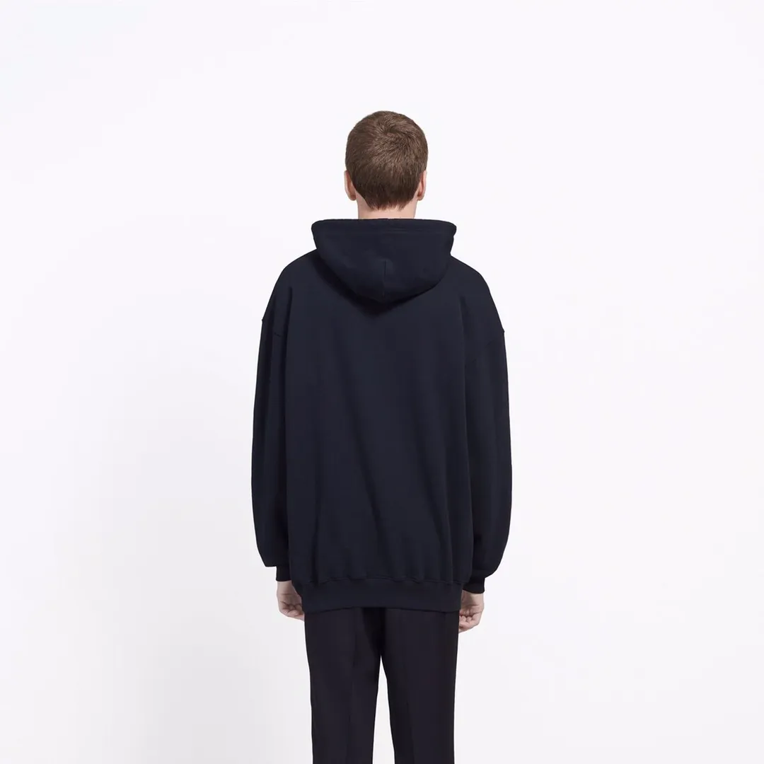 ♻️💯Reference model picture for the upper body❤️The top tested version of Balenciaga's classic wheat ear hooded sweatshirt. It is made of 480g pure cotton double yarn terry fabric, which is thick and textured. It is made of high-density knitted fabric technology. It is firm and elastic, with high suppleness and skin-friendliness. It feels soft and delicate, does not shrink or deform, and the upper body is crisp and stylish. It is different from the cheap soft couch fabrics with low weight and low count on the market.  Ultra-high-level workmanship, every detail shows a sense of luxury, and the original three-dimensional cutting process creates a perfect fit. The OS loose shoulder style accommodates all body types. It is a truly versatile style that looks slim and good-looking for both men and women.  The brushed classic wheat ear letter print has high fastness and will not crack or fall off. The classic pattern will never go out of style. Multiple colors are available, and every color is beautiful!  Color: Black Size: XS-L P:420
