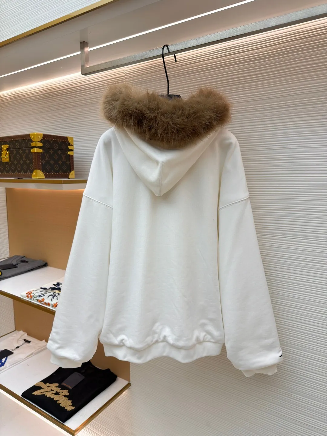 Balenciaga mink fur FLUFFY HOODIE zipper hooded sweatshirt ●Original version: purchased and developed by 15019 ●Item number: 1681666-C10 ●Fabric: cotton fabric ●Technology: imported embroidery production ●Color: white ●Version: loose fit ●Weight: about 1385 grams ●Size: XS-S-M-L ●Description: First of all, it adopts velvet and thickening technology, and a warm down layer is added inside to provide excellent thermal insulation effect. The fabric has been treated with water washing technology to make the overall feel softer and more comfortable, while showing a unique retro texture. In terms of detail processing, precise cutting and sewing processes are used to ensure a loose fit and comfortable wearing. The fur collar at the neckline is made of artificial fur, which not only maintains a soft and fluffy appearance, but also avoids possible allergies caused by animal hair. In addition, the clothes also use imported machine embroidery technology to present brand logos or patterns on the chest or other parts, which enhances the overall sense of fashion and quality. All process links are strictly controlled to ensure the durability and beauty of the product. The overall wiring is straight and delicate, the fabric is comfortable and soft, and the color is consistent without color difference. It can be matched with the same style to create a fashionable look and control various occasions. Customized accessories, complete with three standards, same style for men and women!
