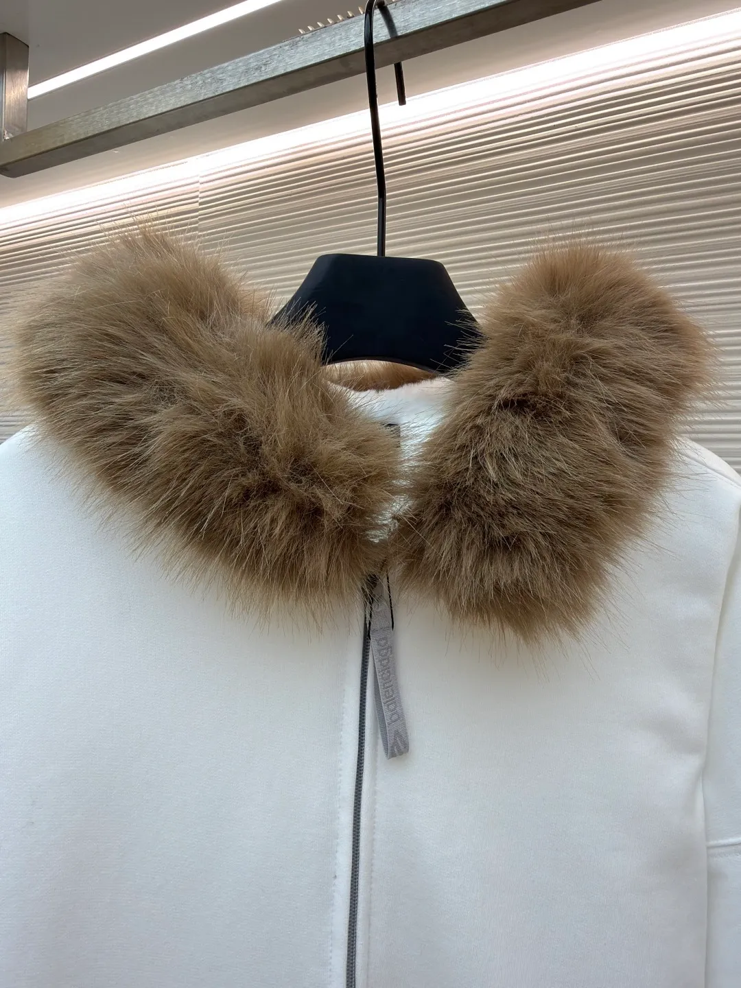Balenciaga mink fur FLUFFY HOODIE zipper hooded sweatshirt ●Original version: purchased and developed by 15019 ●Item number: 1681666-C10 ●Fabric: cotton fabric ●Technology: imported embroidery production ●Color: white ●Version: loose fit ●Weight: about 1385 grams ●Size: XS-S-M-L ●Description: First of all, it adopts velvet and thickening technology, and a warm down layer is added inside to provide excellent thermal insulation effect. The fabric has been treated with water washing technology to make the overall feel softer and more comfortable, while showing a unique retro texture. In terms of detail processing, precise cutting and sewing processes are used to ensure a loose fit and comfortable wearing. The fur collar at the neckline is made of artificial fur, which not only maintains a soft and fluffy appearance, but also avoids possible allergies caused by animal hair. In addition, the clothes also use imported machine embroidery technology to present brand logos or patterns on the chest or other parts, which enhances the overall sense of fashion and quality. All process links are strictly controlled to ensure the durability and beauty of the product. The overall wiring is straight and delicate, the fabric is comfortable and soft, and the color is consistent without color difference. It can be matched with the same style to create a fashionable look and control various occasions. Customized accessories, complete with three standards, same style for men and women!