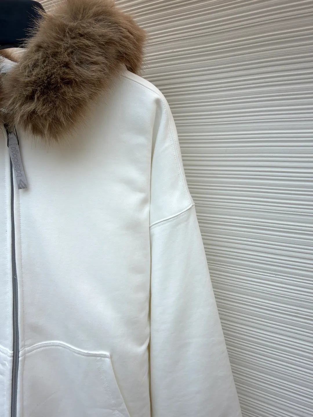 Balenciaga mink fur FLUFFY HOODIE zipper hooded sweatshirt ●Original version: purchased and developed by 15019 ●Item number: 1681666-C10 ●Fabric: cotton fabric ●Technology: imported embroidery production ●Color: white ●Version: loose fit ●Weight: about 1385 grams ●Size: XS-S-M-L ●Description: First of all, it adopts velvet and thickening technology, and a warm down layer is added inside to provide excellent thermal insulation effect. The fabric has been treated with water washing technology to make the overall feel softer and more comfortable, while showing a unique retro texture. In terms of detail processing, precise cutting and sewing processes are used to ensure a loose fit and comfortable wearing. The fur collar at the neckline is made of artificial fur, which not only maintains a soft and fluffy appearance, but also avoids possible allergies caused by animal hair. In addition, the clothes also use imported machine embroidery technology to present brand logos or patterns on the chest or other parts, which enhances the overall sense of fashion and quality. All process links are strictly controlled to ensure the durability and beauty of the product. The overall wiring is straight and delicate, the fabric is comfortable and soft, and the color is consistent without color difference. It can be matched with the same style to create a fashionable look and control various occasions. Customized accessories, complete with three standards, same style for men and women!