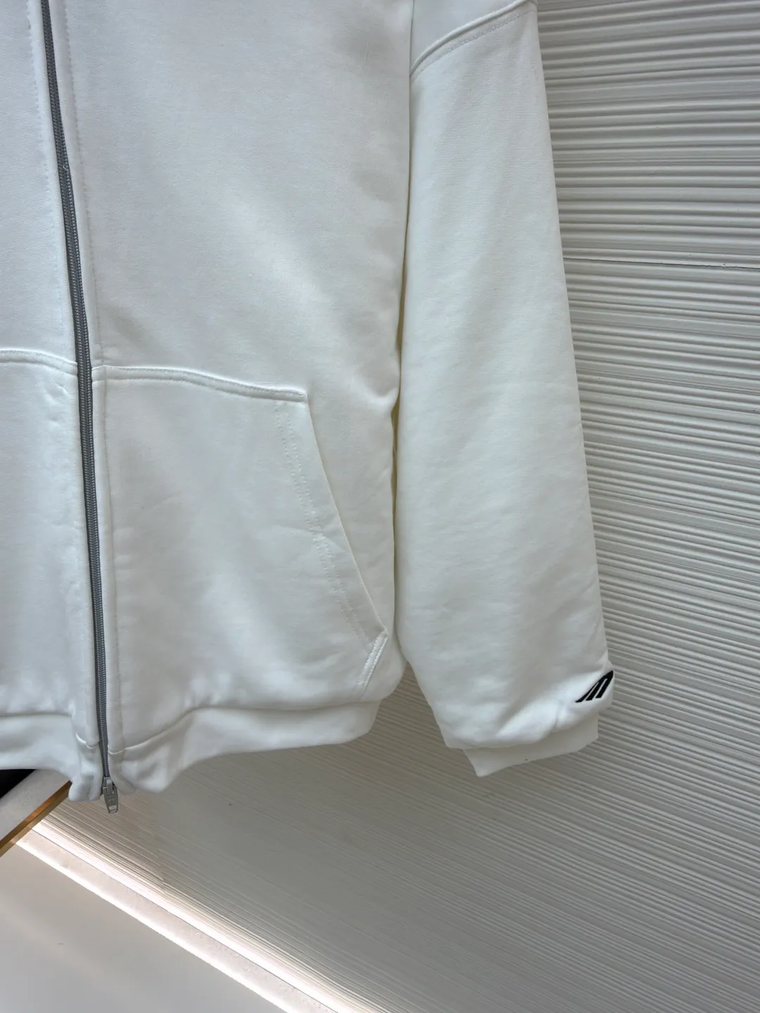 Balenciaga mink fur FLUFFY HOODIE zipper hooded sweatshirt ●Original version: purchased and developed by 15019 ●Item number: 1681666-C10 ●Fabric: cotton fabric ●Technology: imported embroidery production ●Color: white ●Version: loose fit ●Weight: about 1385 grams ●Size: XS-S-M-L ●Description: First of all, it adopts velvet and thickening technology, and a warm down layer is added inside to provide excellent thermal insulation effect. The fabric has been treated with water washing technology to make the overall feel softer and more comfortable, while showing a unique retro texture. In terms of detail processing, precise cutting and sewing processes are used to ensure a loose fit and comfortable wearing. The fur collar at the neckline is made of artificial fur, which not only maintains a soft and fluffy appearance, but also avoids possible allergies caused by animal hair. In addition, the clothes also use imported machine embroidery technology to present brand logos or patterns on the chest or other parts, which enhances the overall sense of fashion and quality. All process links are strictly controlled to ensure the durability and beauty of the product. The overall wiring is straight and delicate, the fabric is comfortable and soft, and the color is consistent without color difference. It can be matched with the same style to create a fashionable look and control various occasions. Customized accessories, complete with three standards, same style for men and women!