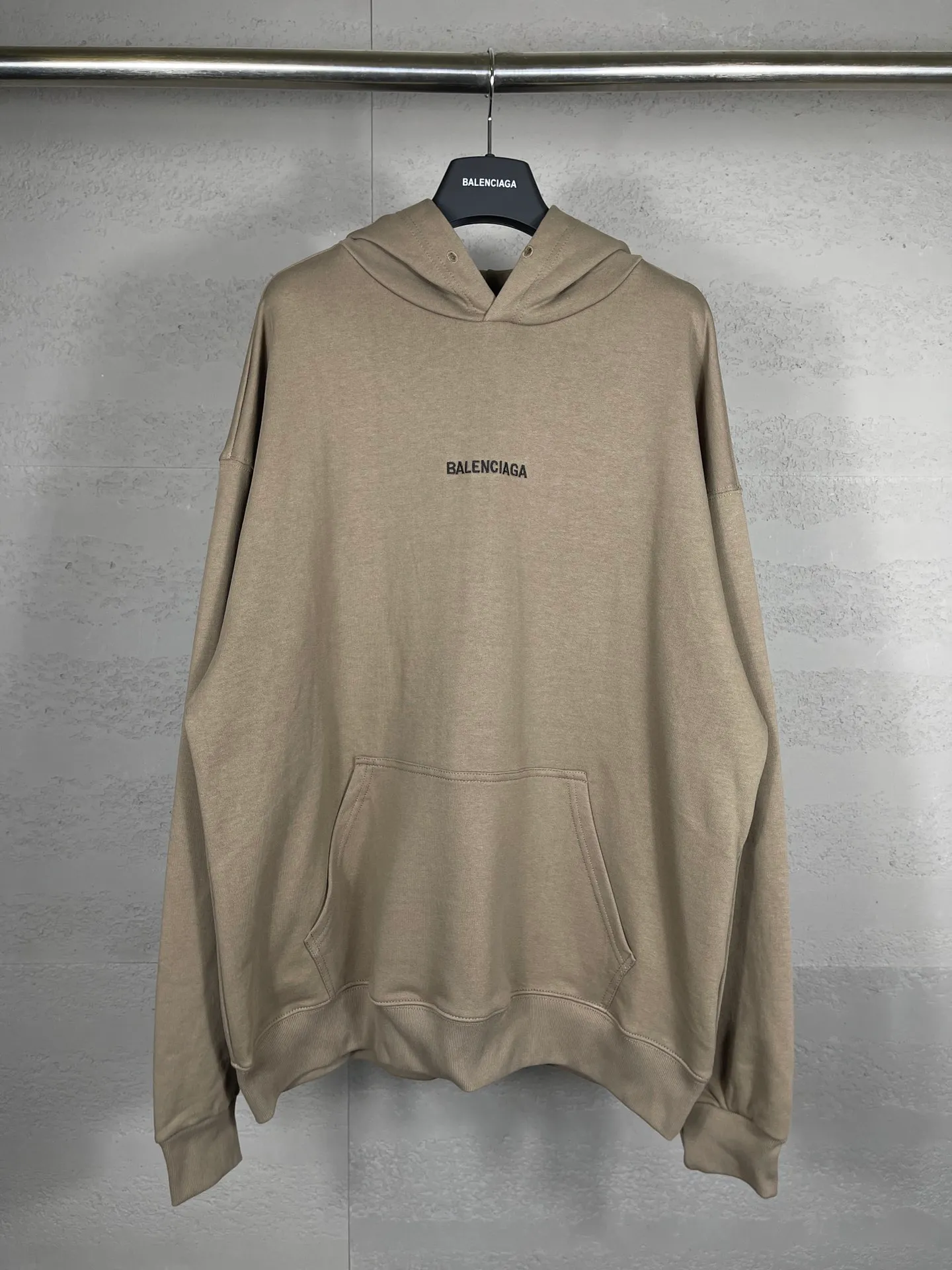 🅿️300 real photos [Top version. Official website quality] BALENCI*GA/Paris#Classic style. Classic letter embroidered long-sleeved hooded sweatshirt on the front and back. 2023 autumn and winter brick cabinet synchronization.                       The fabric is made of Paris ZP custom-woven and dyed cotton double yarn David coat. The weight is 450 grams. The cloth surface is clean. The cloth pattern is clear, soft and comfortable. The threads are dyed with no color difference. The classic letters are embroidered with an imported Tajima embroidery machine. The letters are clear and the effect is three-dimensional, restoring the brick cabinet. The version adopts the OS loose shoulder style. The same style for men and women. Coding: BL238039 Color: black, ash, purple, khaki, off-white Size: XS S M L