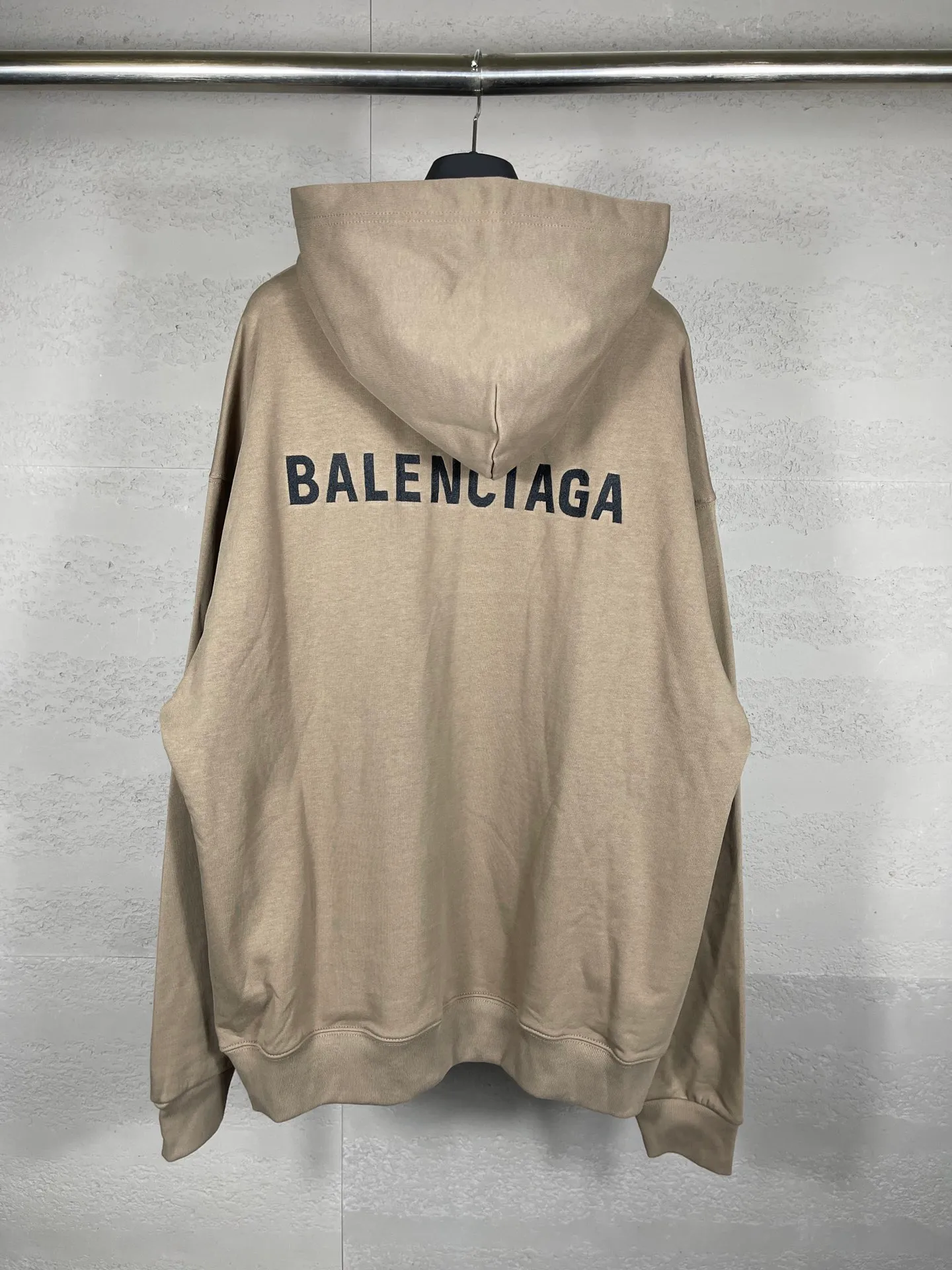 🅿️300 real photos [Top version. Official website quality] BALENCI*GA/Paris#Classic style. Classic letter embroidered long-sleeved hooded sweatshirt on the front and back. 2023 autumn and winter brick cabinet synchronization.                       The fabric is made of Paris ZP custom-woven and dyed cotton double yarn David coat. The weight is 450 grams. The cloth surface is clean. The cloth pattern is clear, soft and comfortable. The threads are dyed with no color difference. The classic letters are embroidered with an imported Tajima embroidery machine. The letters are clear and the effect is three-dimensional, restoring the brick cabinet. The version adopts the OS loose shoulder style. The same style for men and women. Coding: BL238039 Color: black, ash, purple, khaki, off-white Size: XS S M L