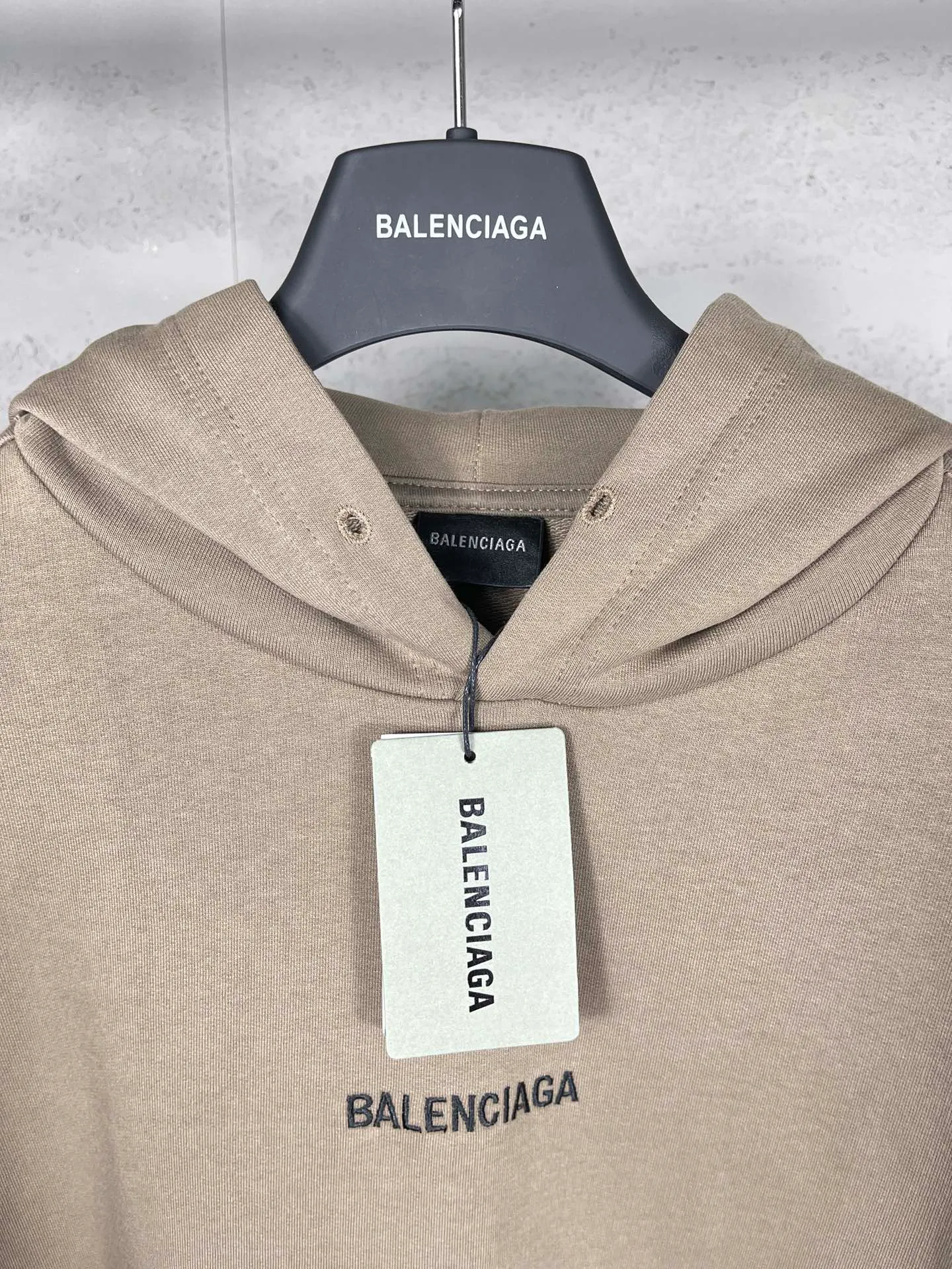🅿️300 real photos [Top version. Official website quality] BALENCI*GA/Paris#Classic style. Classic letter embroidered long-sleeved hooded sweatshirt on the front and back. 2023 autumn and winter brick cabinet synchronization.                       The fabric is made of Paris ZP custom-woven and dyed cotton double yarn David coat. The weight is 450 grams. The cloth surface is clean. The cloth pattern is clear, soft and comfortable. The threads are dyed with no color difference. The classic letters are embroidered with an imported Tajima embroidery machine. The letters are clear and the effect is three-dimensional, restoring the brick cabinet. The version adopts the OS loose shoulder style. The same style for men and women. Coding: BL238039 Color: black, ash, purple, khaki, off-white Size: XS S M L