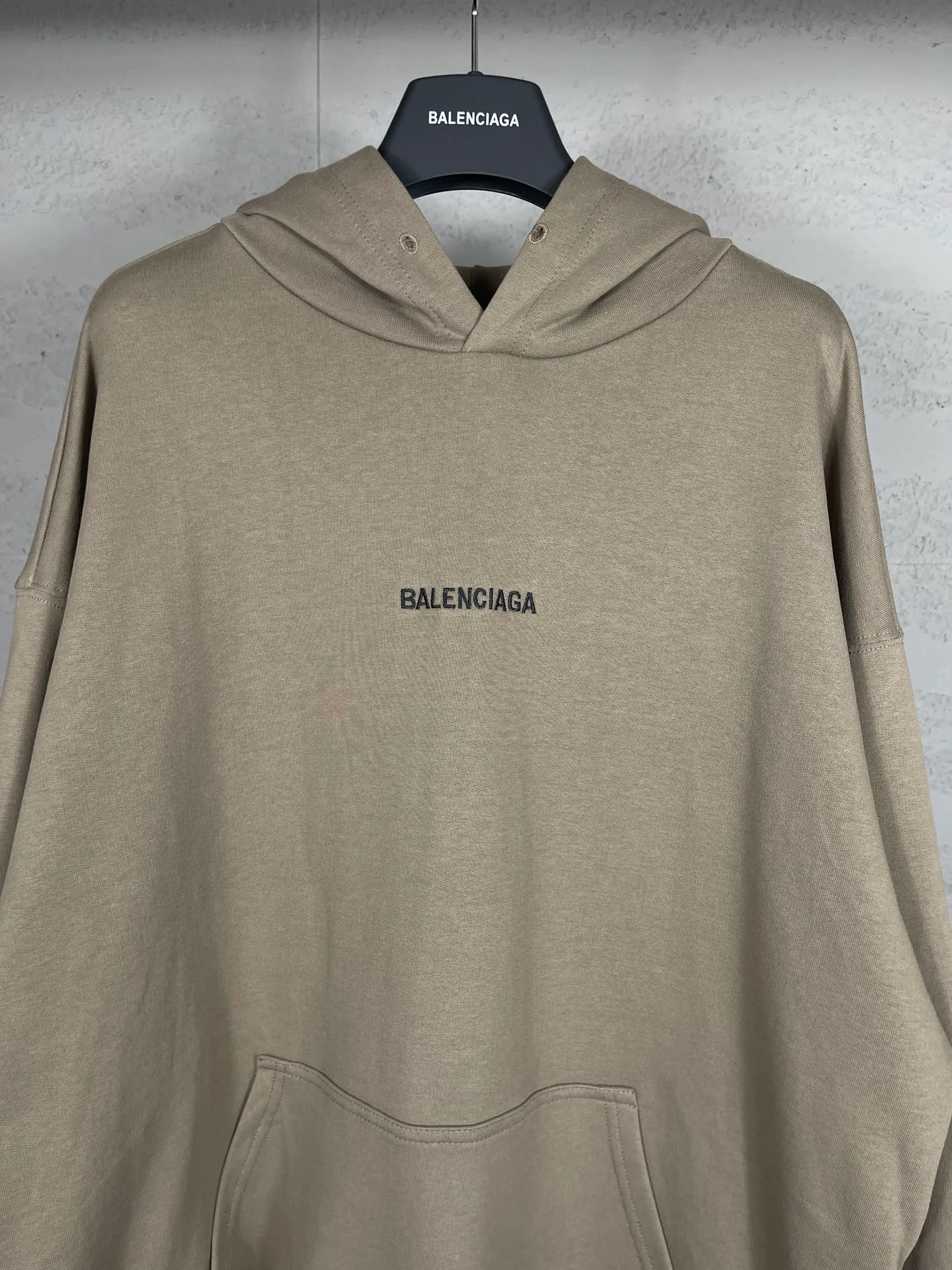 🅿️300 real photos [Top version. Official website quality] BALENCI*GA/Paris#Classic style. Classic letter embroidered long-sleeved hooded sweatshirt on the front and back. 2023 autumn and winter brick cabinet synchronization.                       The fabric is made of Paris ZP custom-woven and dyed cotton double yarn David coat. The weight is 450 grams. The cloth surface is clean. The cloth pattern is clear, soft and comfortable. The threads are dyed with no color difference. The classic letters are embroidered with an imported Tajima embroidery machine. The letters are clear and the effect is three-dimensional, restoring the brick cabinet. The version adopts the OS loose shoulder style. The same style for men and women. Coding: BL238039 Color: black, ash, purple, khaki, off-white Size: XS S M L