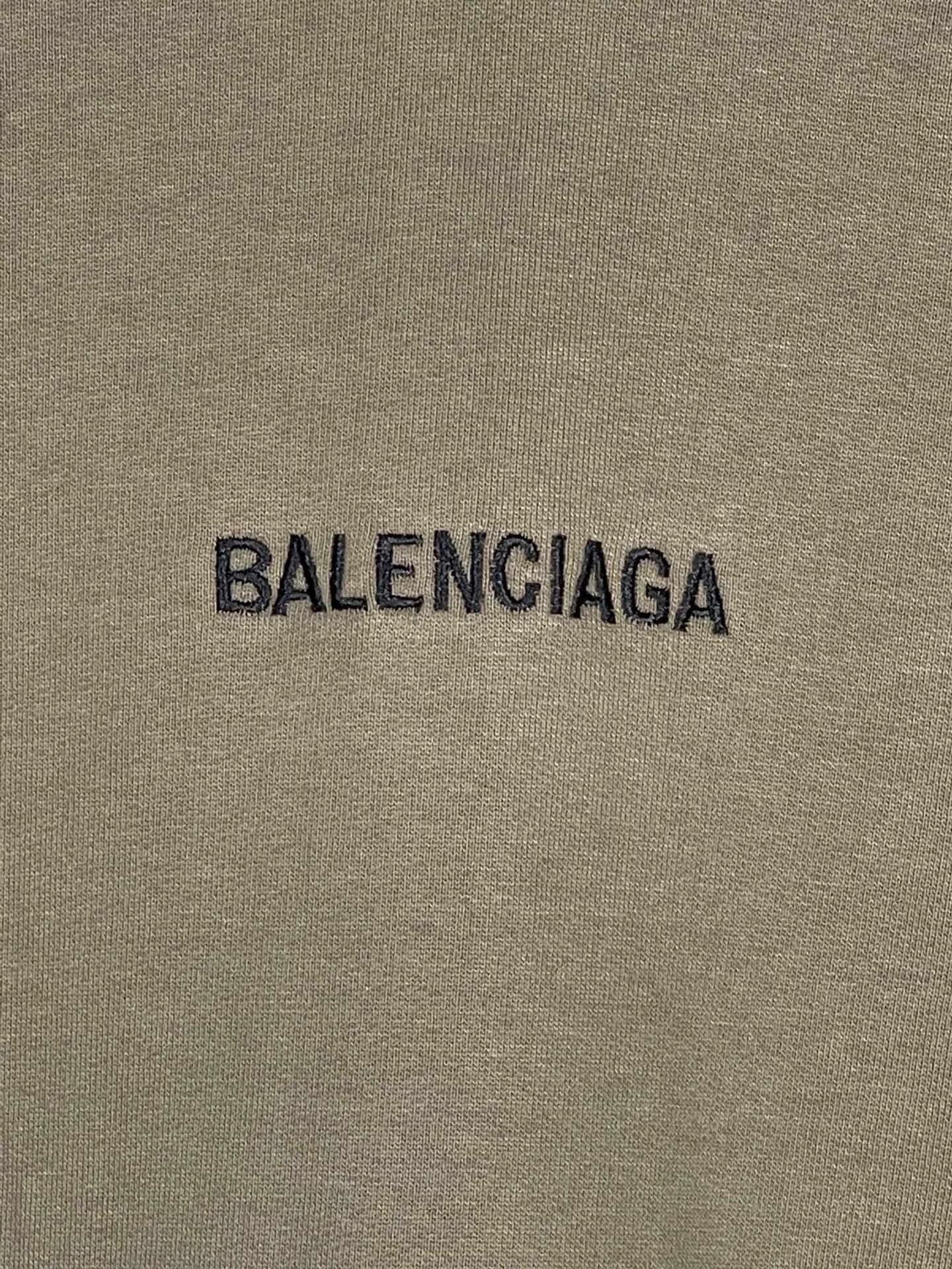 🅿️300 real photos [Top version. Official website quality] BALENCI*GA/Paris#Classic style. Classic letter embroidered long-sleeved hooded sweatshirt on the front and back. 2023 autumn and winter brick cabinet synchronization.                       The fabric is made of Paris ZP custom-woven and dyed cotton double yarn David coat. The weight is 450 grams. The cloth surface is clean. The cloth pattern is clear, soft and comfortable. The threads are dyed with no color difference. The classic letters are embroidered with an imported Tajima embroidery machine. The letters are clear and the effect is three-dimensional, restoring the brick cabinet. The version adopts the OS loose shoulder style. The same style for men and women. Coding: BL238039 Color: black, ash, purple, khaki, off-white Size: XS S M L