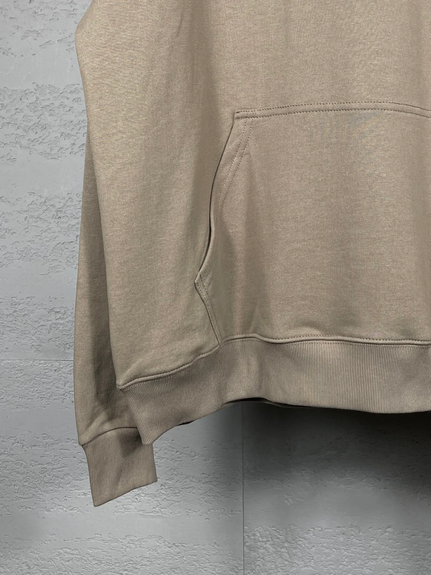 🅿️300 real photos [Top version. Official website quality] BALENCI*GA/Paris#Classic style. Classic letter embroidered long-sleeved hooded sweatshirt on the front and back. 2023 autumn and winter brick cabinet synchronization.                       The fabric is made of Paris ZP custom-woven and dyed cotton double yarn David coat. The weight is 450 grams. The cloth surface is clean. The cloth pattern is clear, soft and comfortable. The threads are dyed with no color difference. The classic letters are embroidered with an imported Tajima embroidery machine. The letters are clear and the effect is three-dimensional, restoring the brick cabinet. The version adopts the OS loose shoulder style. The same style for men and women. Coding: BL238039 Color: black, ash, purple, khaki, off-white Size: XS S M L