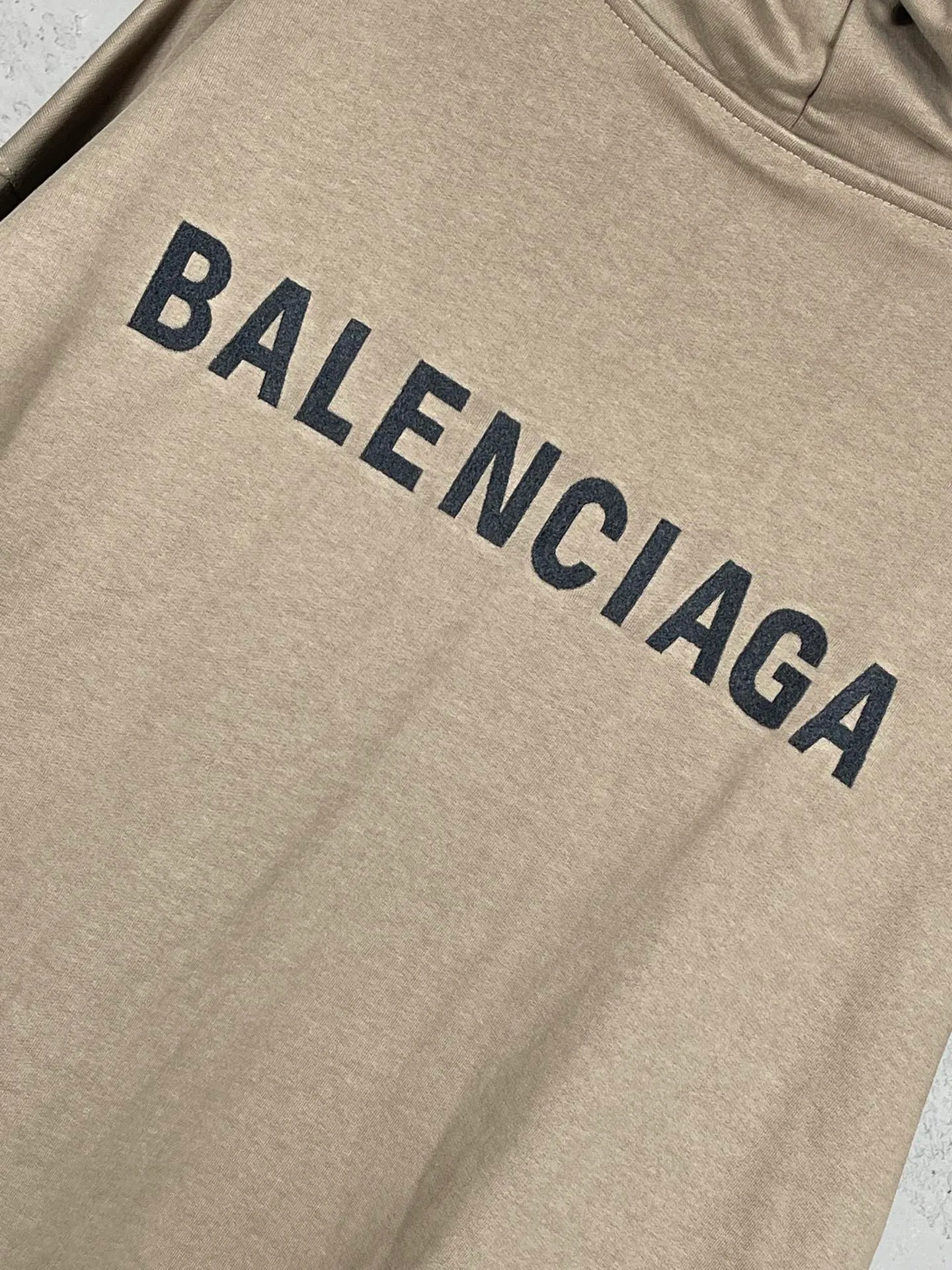 🅿️300 real photos [Top version. Official website quality] BALENCI*GA/Paris#Classic style. Classic letter embroidered long-sleeved hooded sweatshirt on the front and back. 2023 autumn and winter brick cabinet synchronization.                       The fabric is made of Paris ZP custom-woven and dyed cotton double yarn David coat. The weight is 450 grams. The cloth surface is clean. The cloth pattern is clear, soft and comfortable. The threads are dyed with no color difference. The classic letters are embroidered with an imported Tajima embroidery machine. The letters are clear and the effect is three-dimensional, restoring the brick cabinet. The version adopts the OS loose shoulder style. The same style for men and women. Coding: BL238039 Color: black, ash, purple, khaki, off-white Size: XS S M L