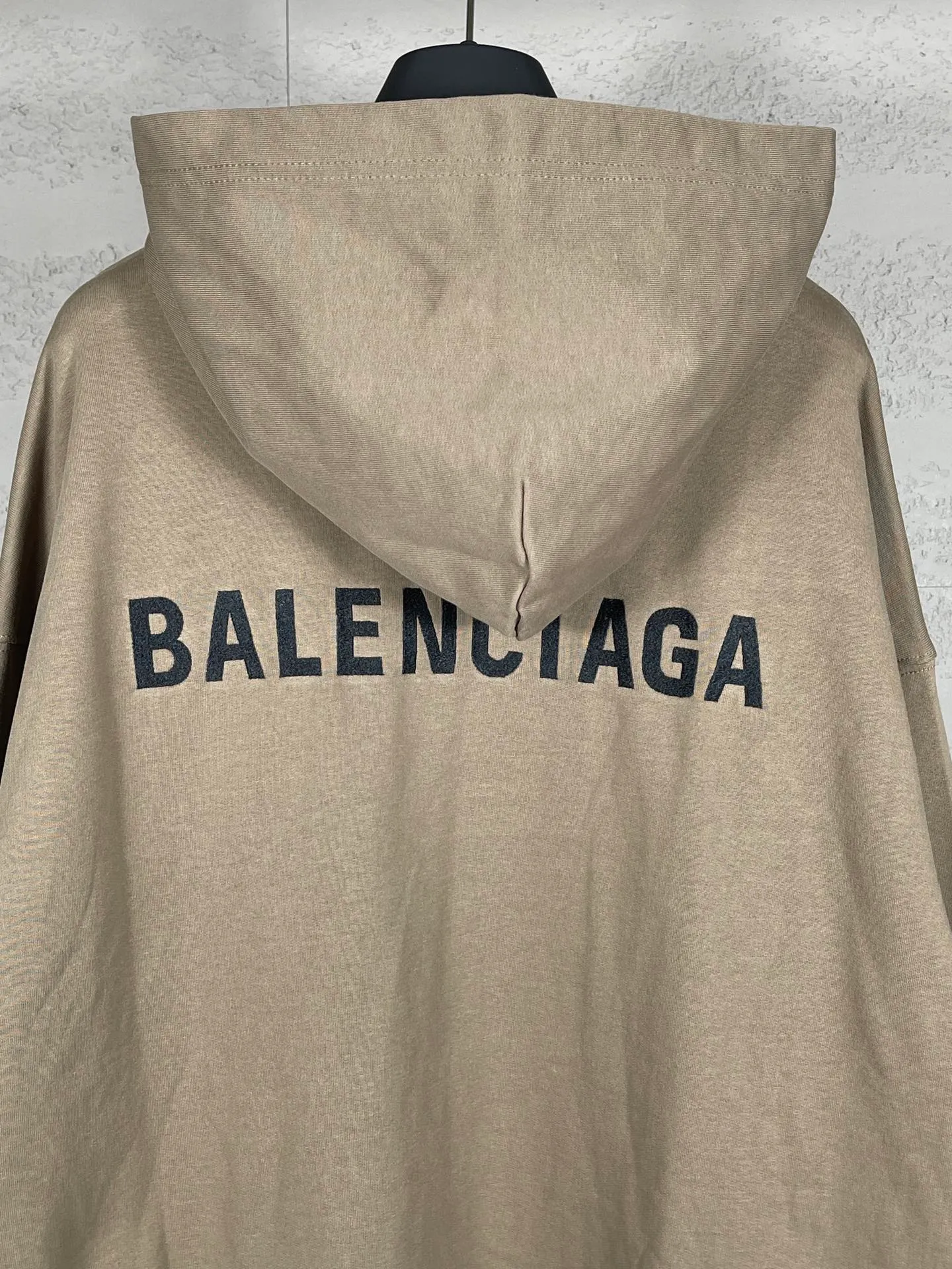 🅿️300 real photos [Top version. Official website quality] BALENCI*GA/Paris#Classic style. Classic letter embroidered long-sleeved hooded sweatshirt on the front and back. 2023 autumn and winter brick cabinet synchronization.                       The fabric is made of Paris ZP custom-woven and dyed cotton double yarn David coat. The weight is 450 grams. The cloth surface is clean. The cloth pattern is clear, soft and comfortable. The threads are dyed with no color difference. The classic letters are embroidered with an imported Tajima embroidery machine. The letters are clear and the effect is three-dimensional, restoring the brick cabinet. The version adopts the OS loose shoulder style. The same style for men and women. Coding: BL238039 Color: black, ash, purple, khaki, off-white Size: XS S M L