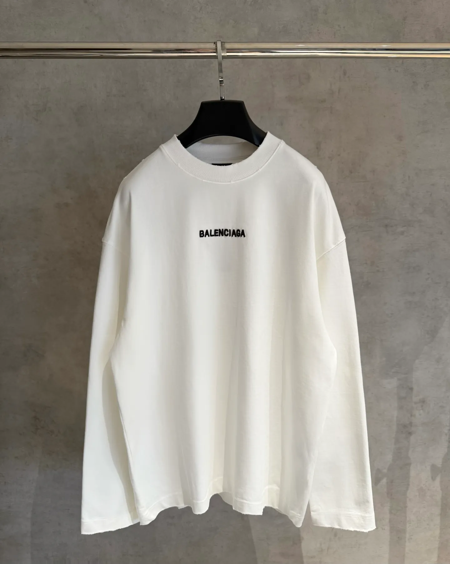 🅿️320 [Strict quality control] Balenciaga 25ss logo embroidered long-sleeved T-shirt. The fabric is made of custom-dyed 100% pure cotton double-ply fabric. 420g garment wash. Front and rear panel embroidery. Front panel post-garment washing process. Custom hardware. Thread. Accessories. Matching. Same style for men and women. Color: black/off-white/white. Size: M-2xl