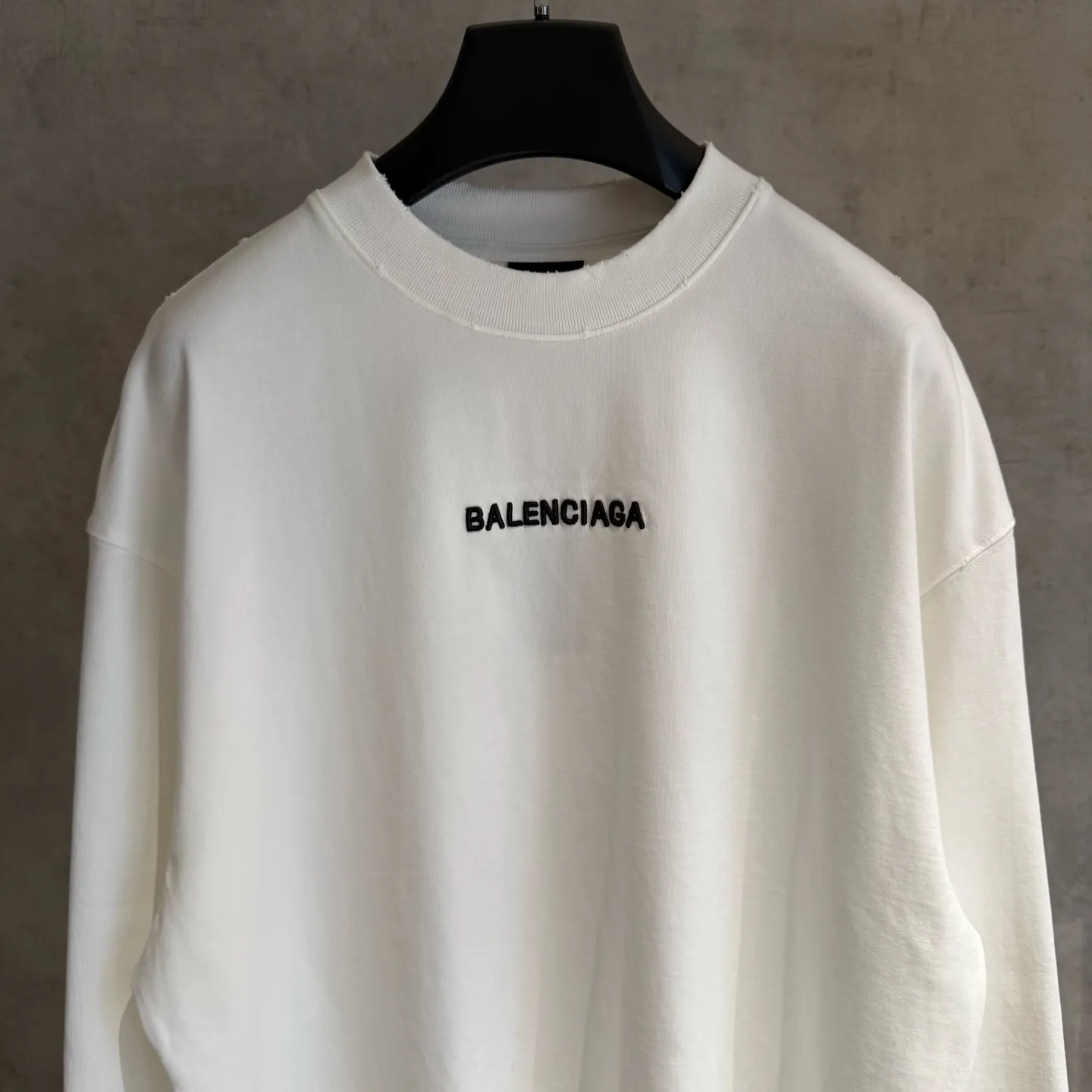 🅿️320 [Strict quality control] Balenciaga 25ss logo embroidered long-sleeved T-shirt. The fabric is made of custom-dyed 100% pure cotton double-ply fabric. 420g garment wash. Front and rear panel embroidery. Front panel post-garment washing process. Custom hardware. Thread. Accessories. Matching. Same style for men and women. Color: black/off-white/white. Size: M-2xl