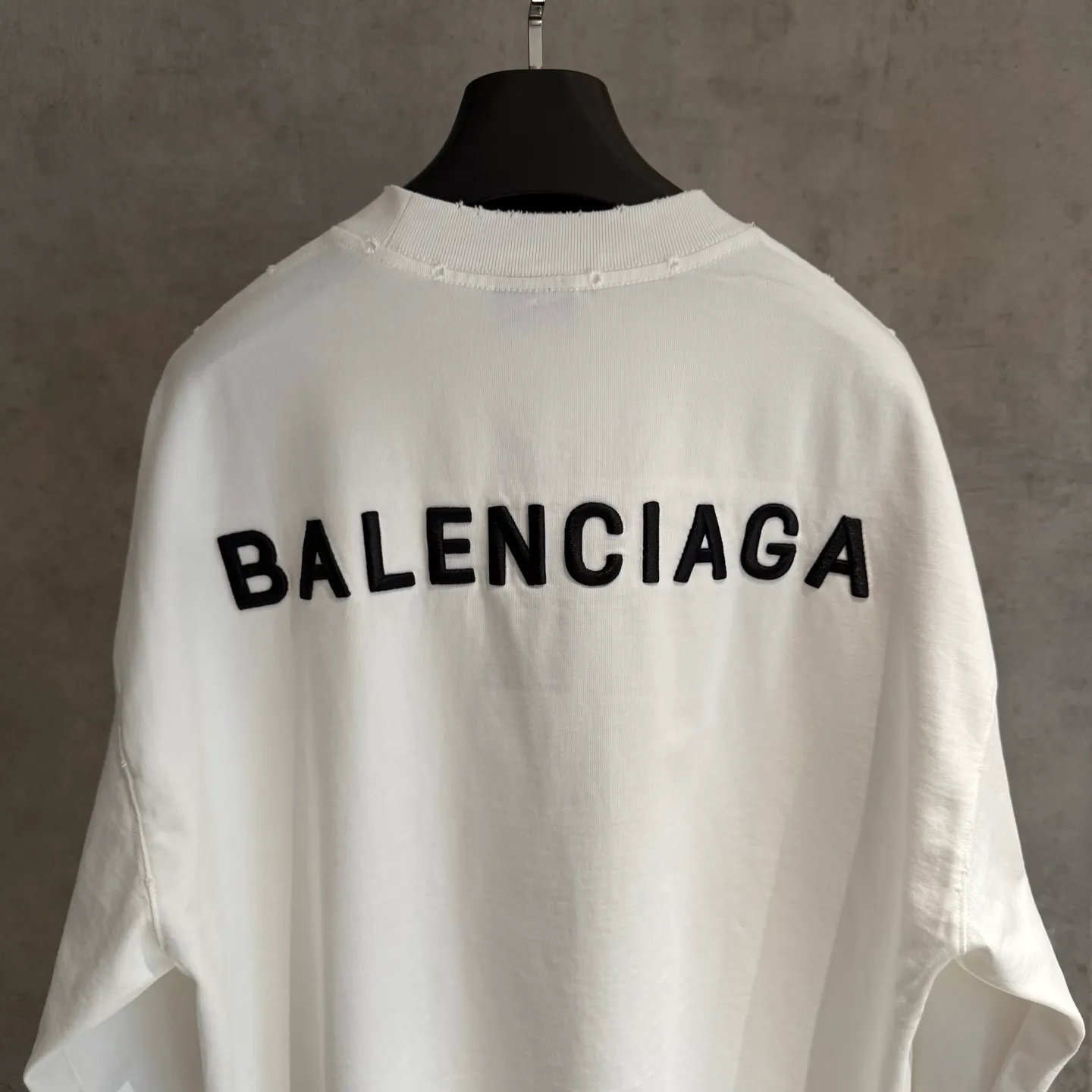 🅿️320 [Strict quality control] Balenciaga 25ss logo embroidered long-sleeved T-shirt. The fabric is made of custom-dyed 100% pure cotton double-ply fabric. 420g garment wash. Front and rear panel embroidery. Front panel post-garment washing process. Custom hardware. Thread. Accessories. Matching. Same style for men and women. Color: black/off-white/white. Size: M-2xl