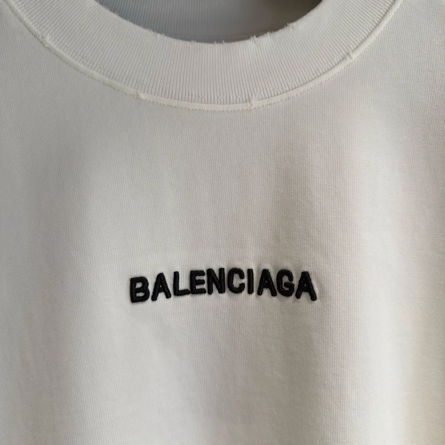 🅿️320 [Strict quality control] Balenciaga 25ss logo embroidered long-sleeved T-shirt. The fabric is made of custom-dyed 100% pure cotton double-ply fabric. 420g garment wash. Front and rear panel embroidery. Front panel post-garment washing process. Custom hardware. Thread. Accessories. Matching. Same style for men and women. Color: black/off-white/white. Size: M-2xl
